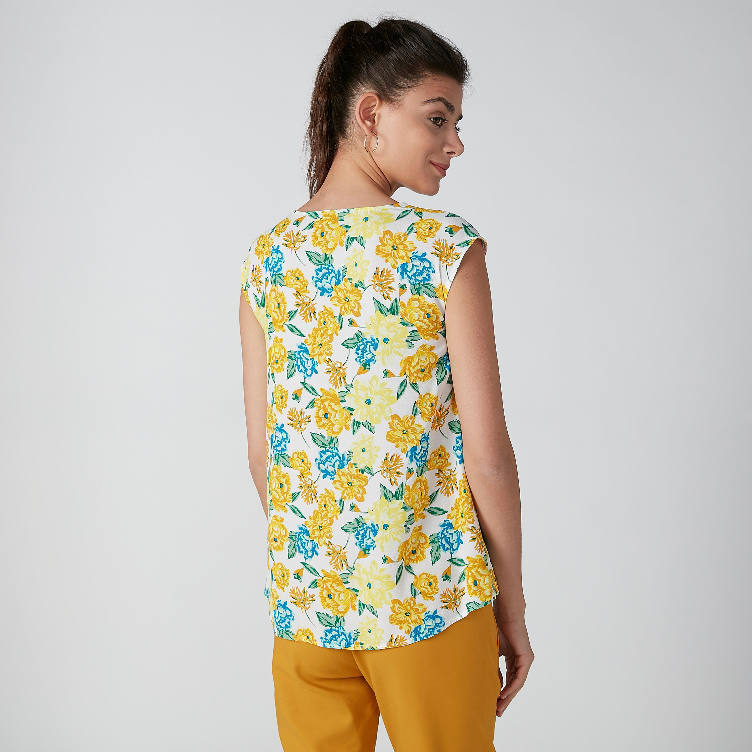 بلوزة دون أكمام بياقة V وطبعات زهرية-women-clothing-shirtsandblouses-blouses-image-2