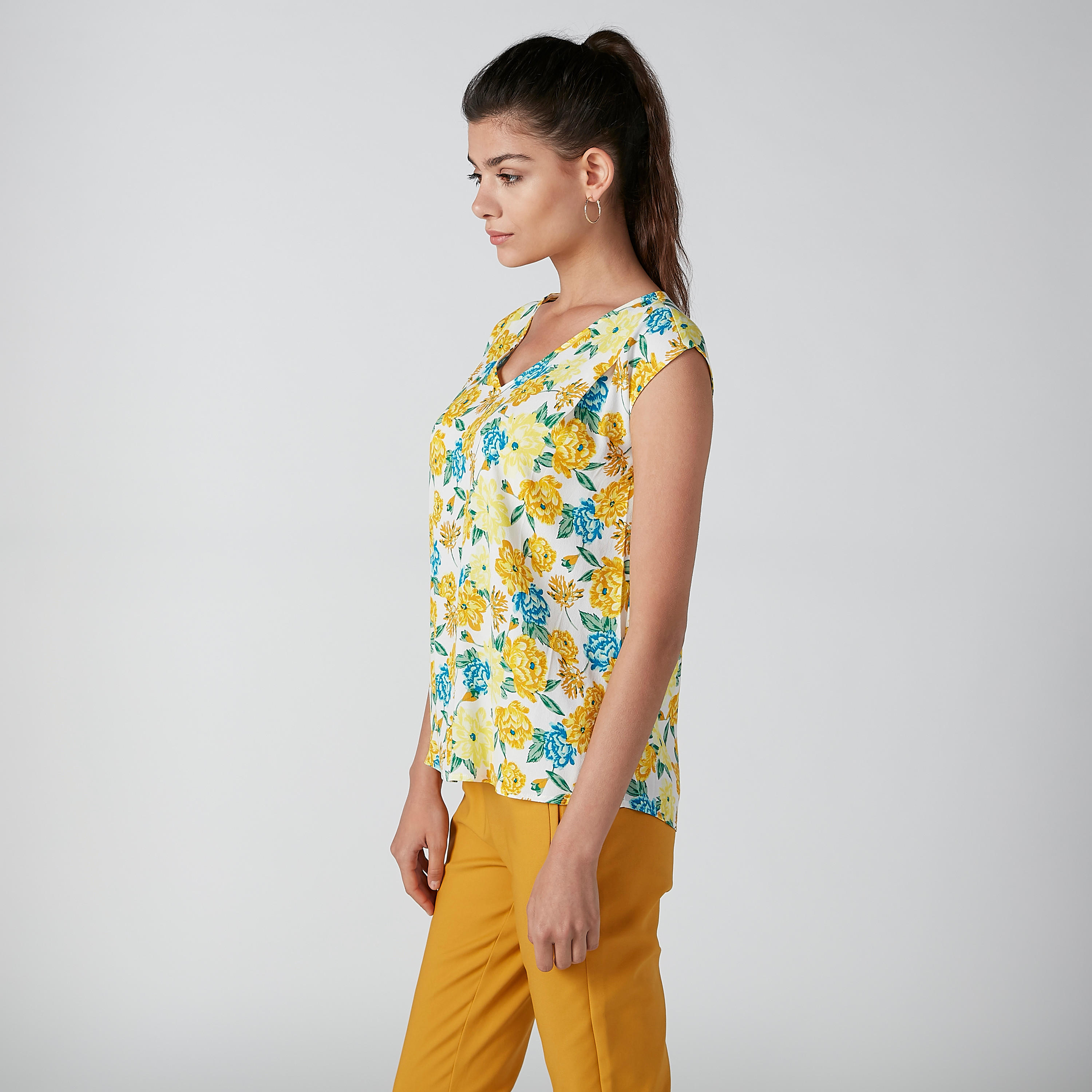 بلوزة دون أكمام بياقة V وطبعات زهرية-women-clothing-shirtsandblouses-blouses-image-3