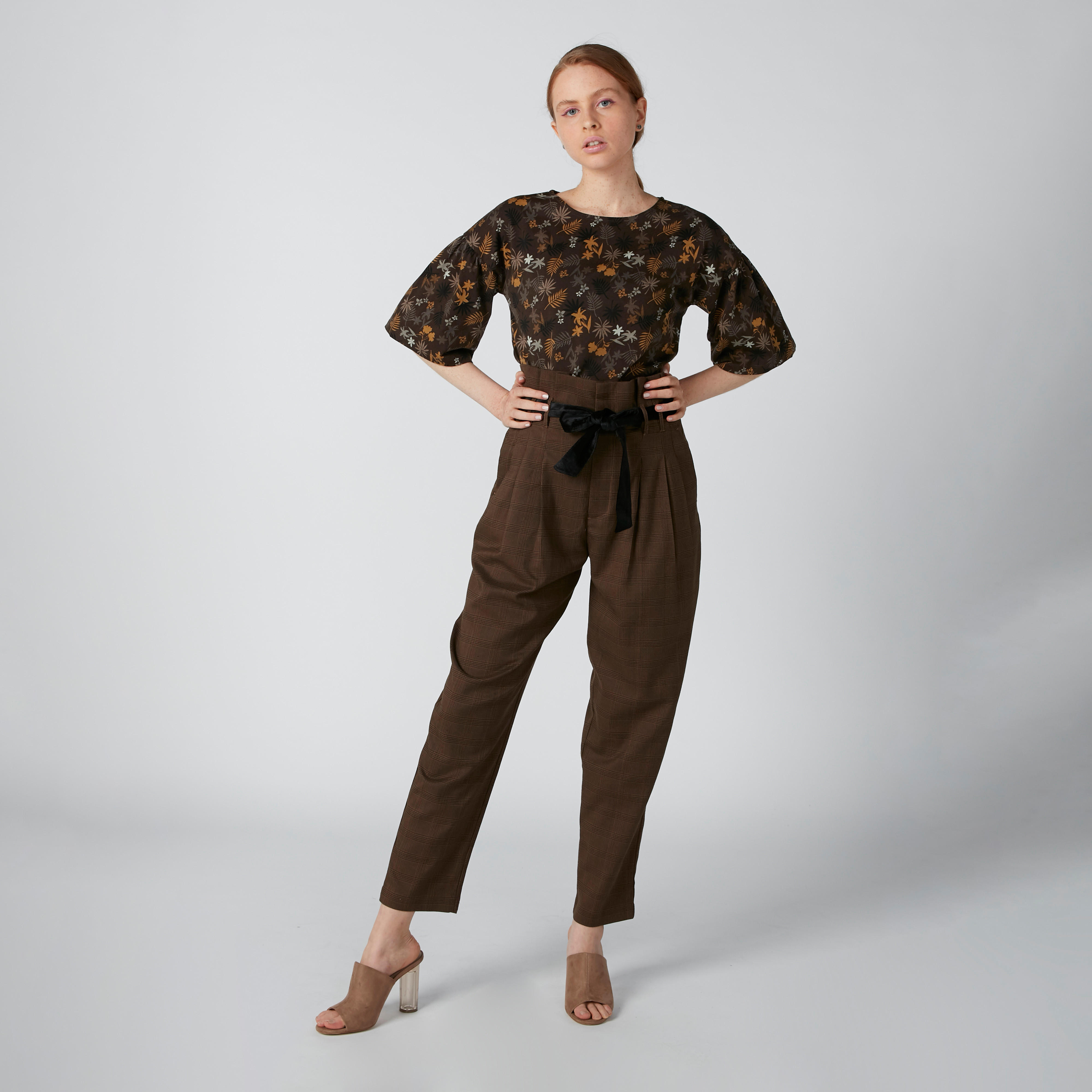 بلوزة بياقة مستديرة وأكتاف منسدلة وطبعات زهرية-women-clothing-shirtsandblouses-blouses-image-1