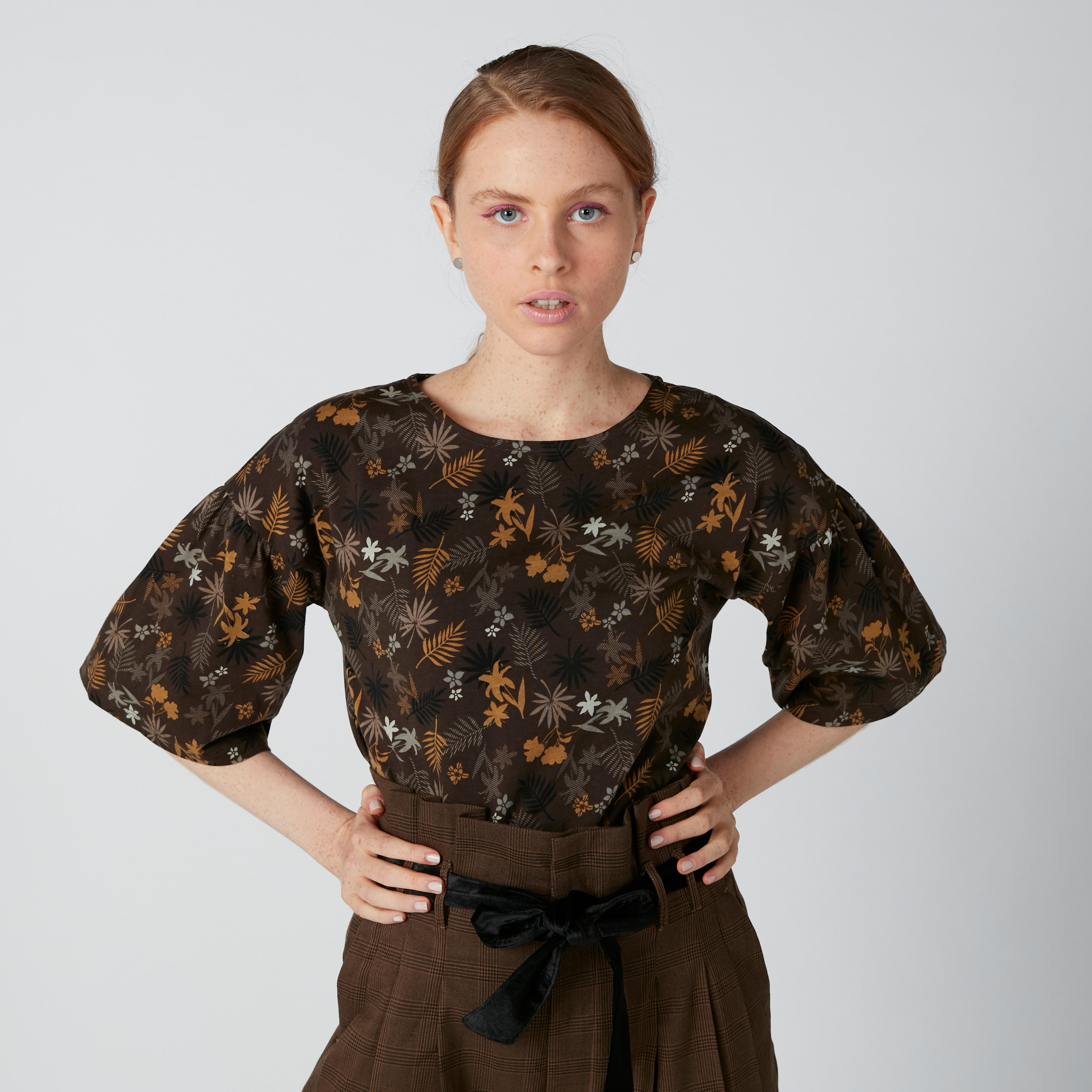 بلوزة بياقة مستديرة وأكتاف منسدلة وطبعات زهرية-women-clothing-shirtsandblouses-blouses-image-3
