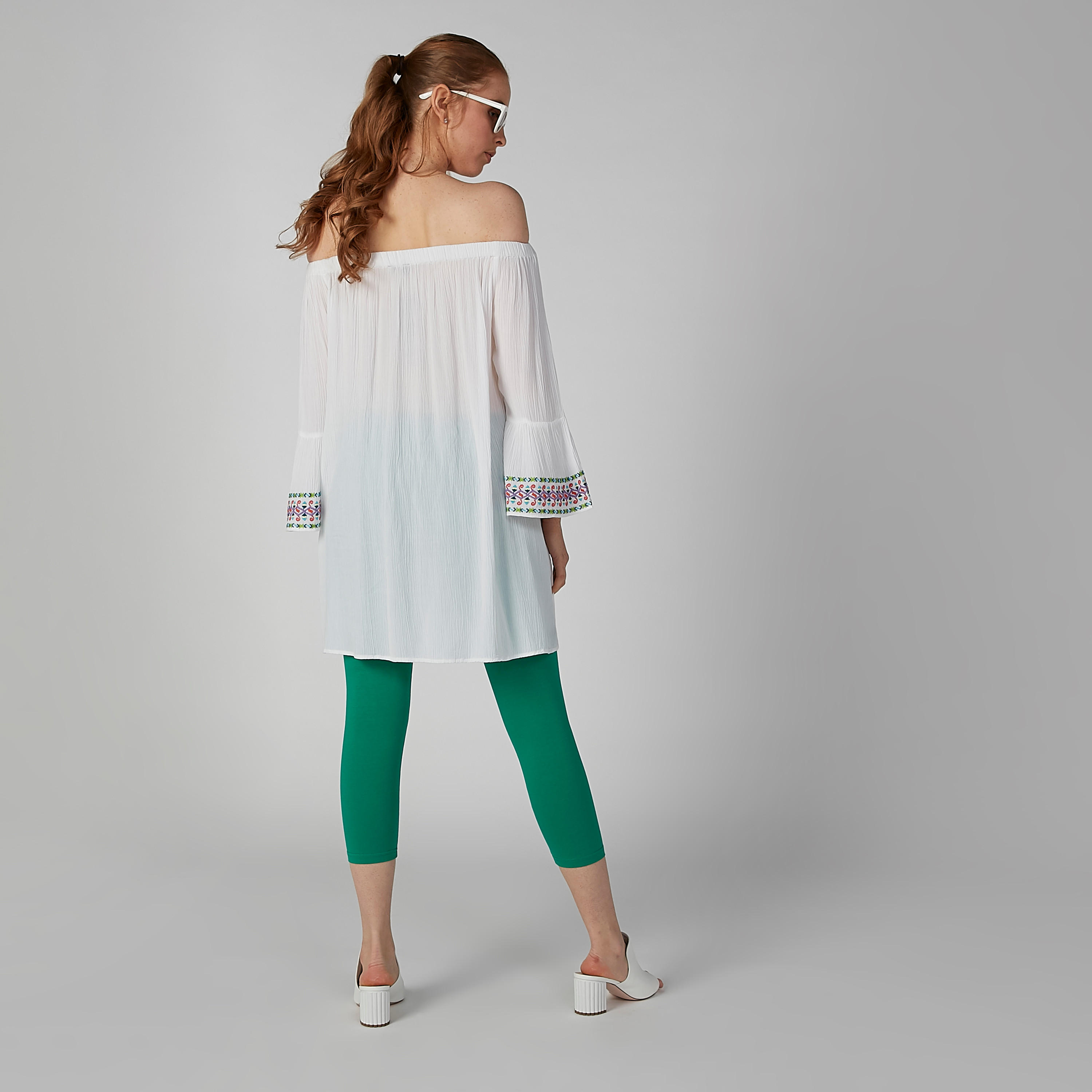 بنطال ليقنز سادة قصير بخصر مطاطي-women-clothing-bottoms-leggings-image-3