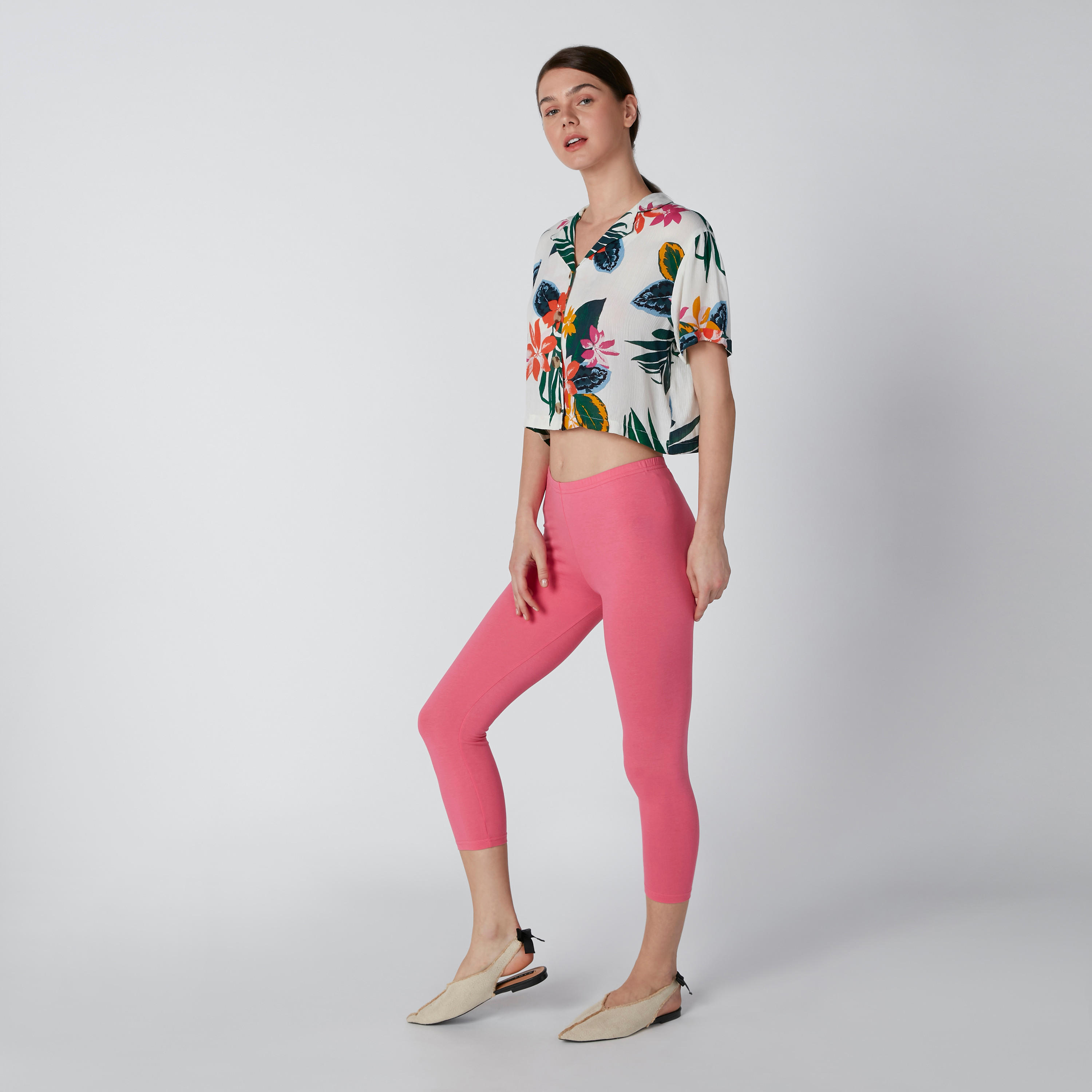 بنطال ليقنز قصير بخصر مطاطي-women-clothing-bottoms-leggings-image-1
