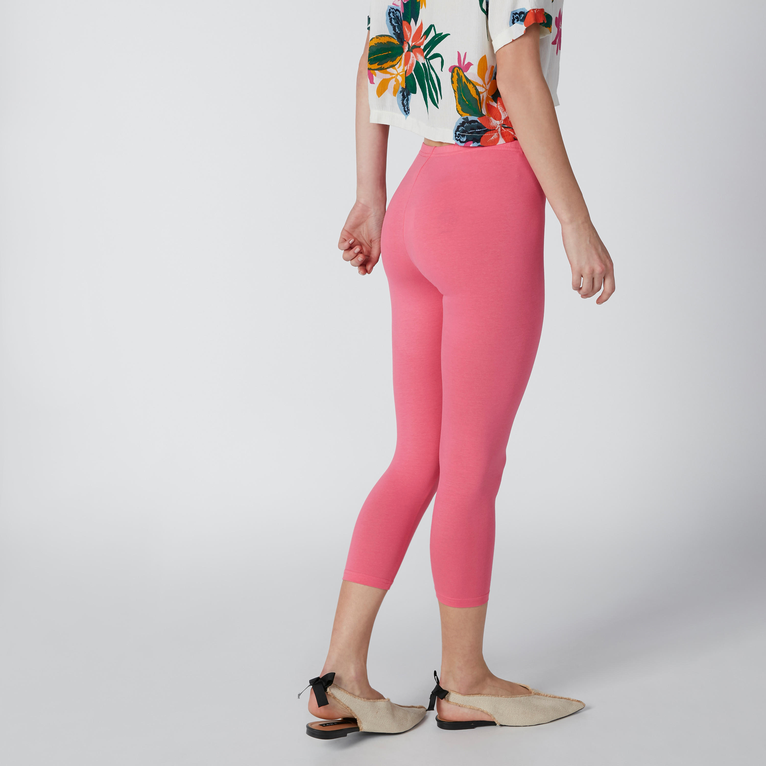 بنطال ليقنز قصير بخصر مطاطي-women-clothing-bottoms-leggings-image-2