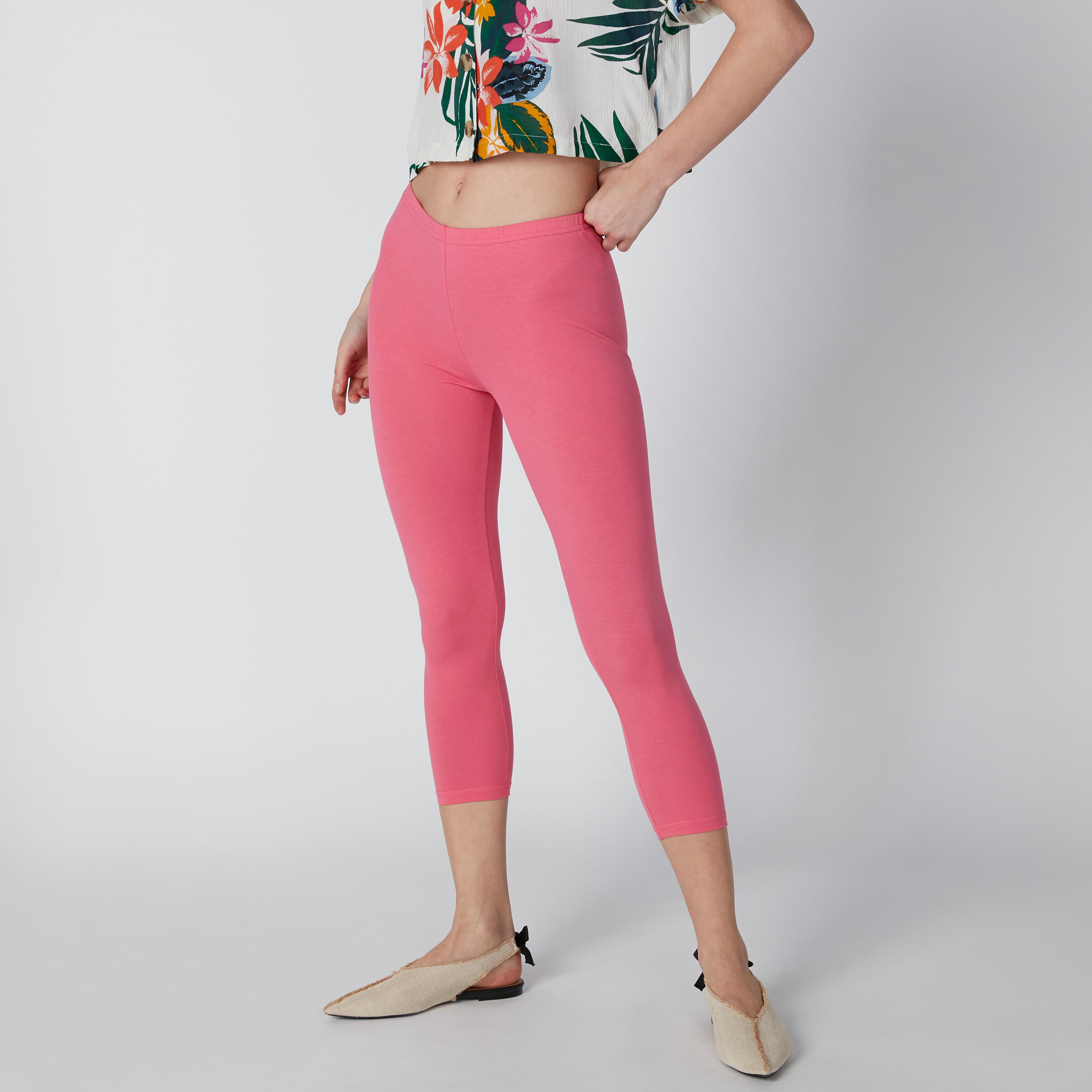 بنطال ليقنز قصير بخصر مطاطي-women-clothing-bottoms-leggings-image-3