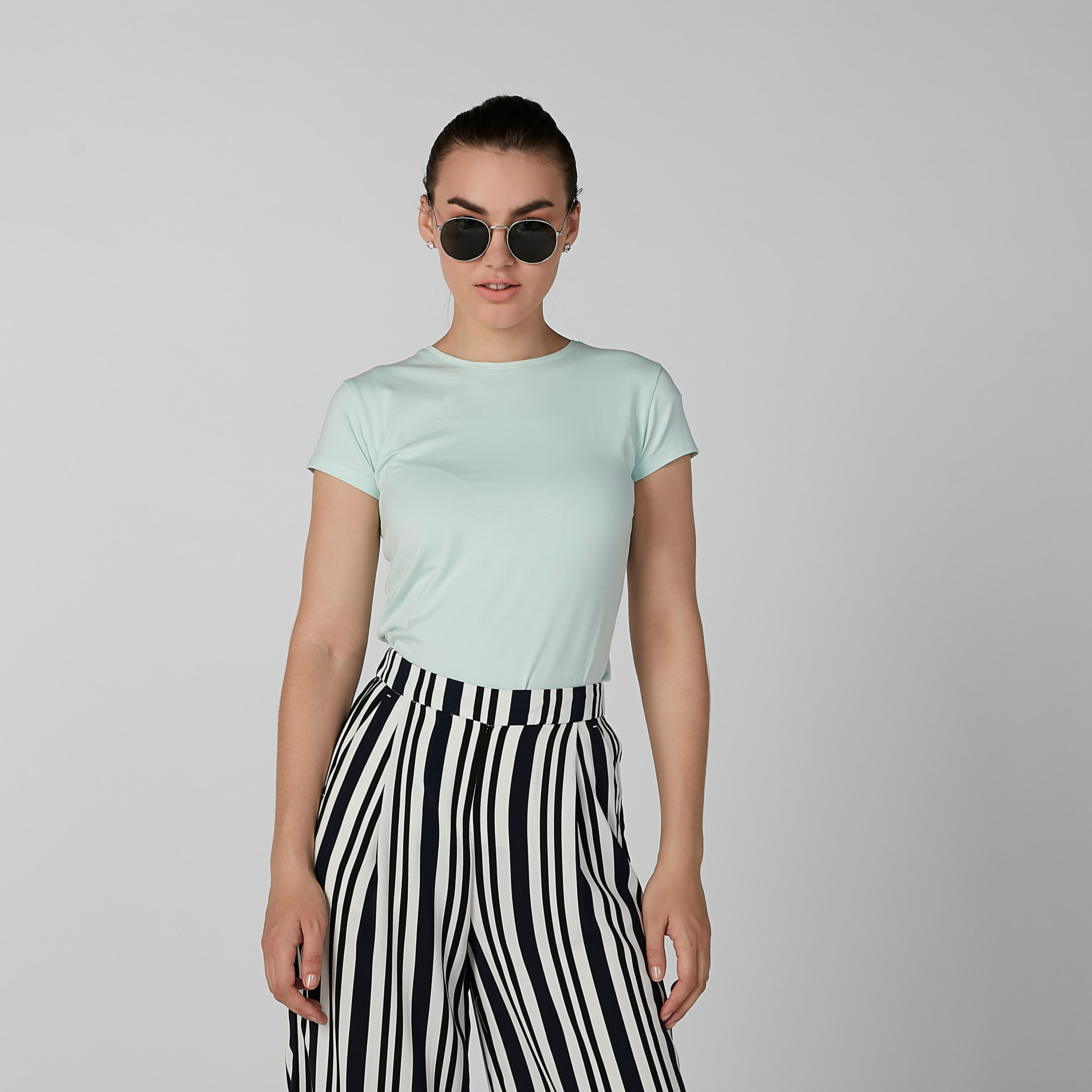تيشيرت سادة بياقة مستديرة وأكمام كاب-women-clothing-tshirts-image-1