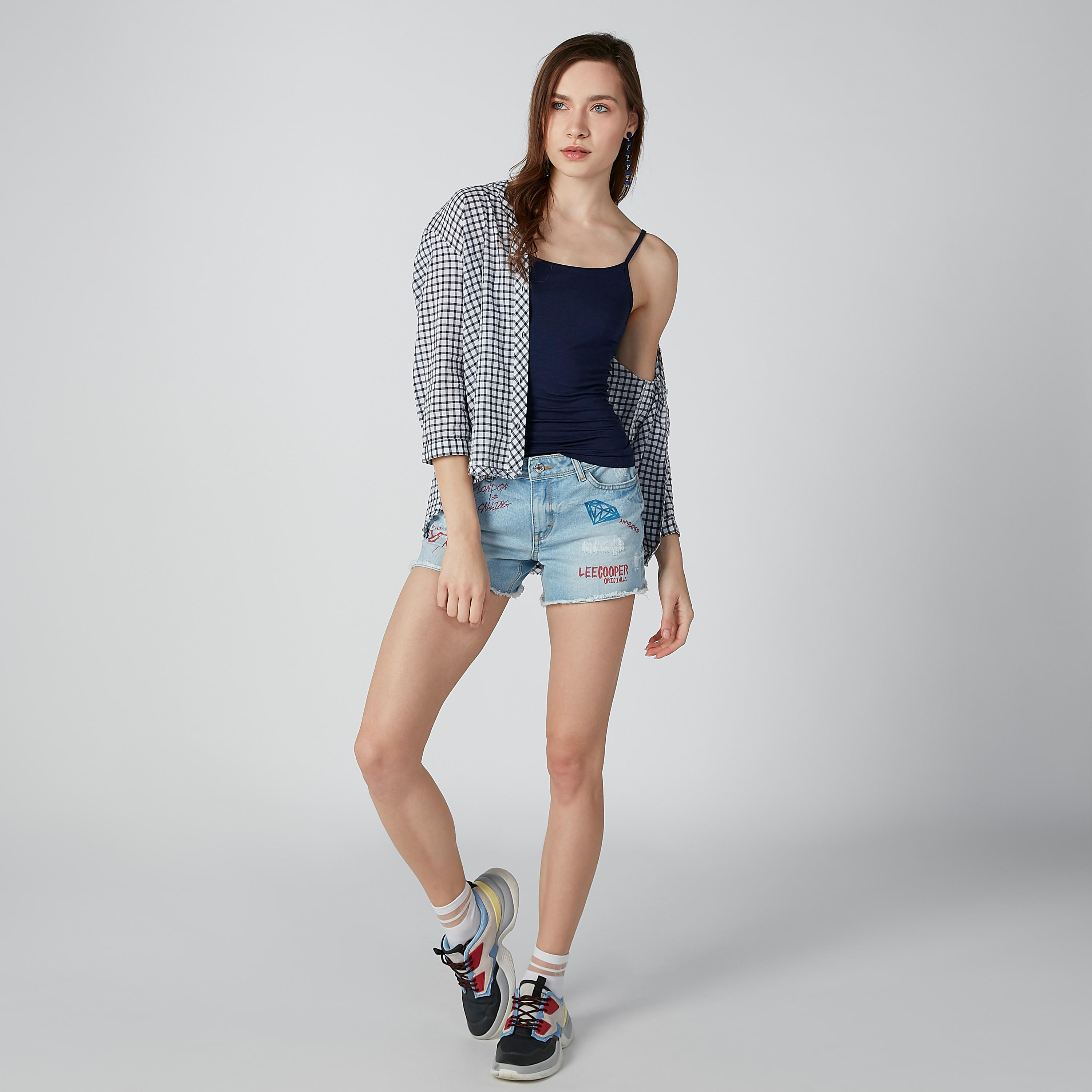بلوزة سادة بياقة عميقة وحمّالات رفيعة-women-clothing-tshirts-image-1