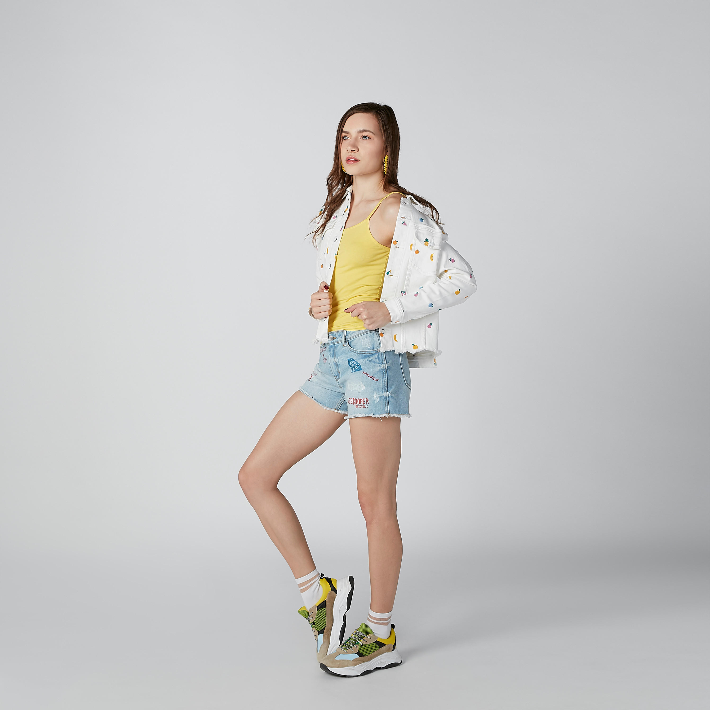 بلوزة سادة بياقة عميقة وحمّالات رفيعة-women-clothing-tshirts-image-3
