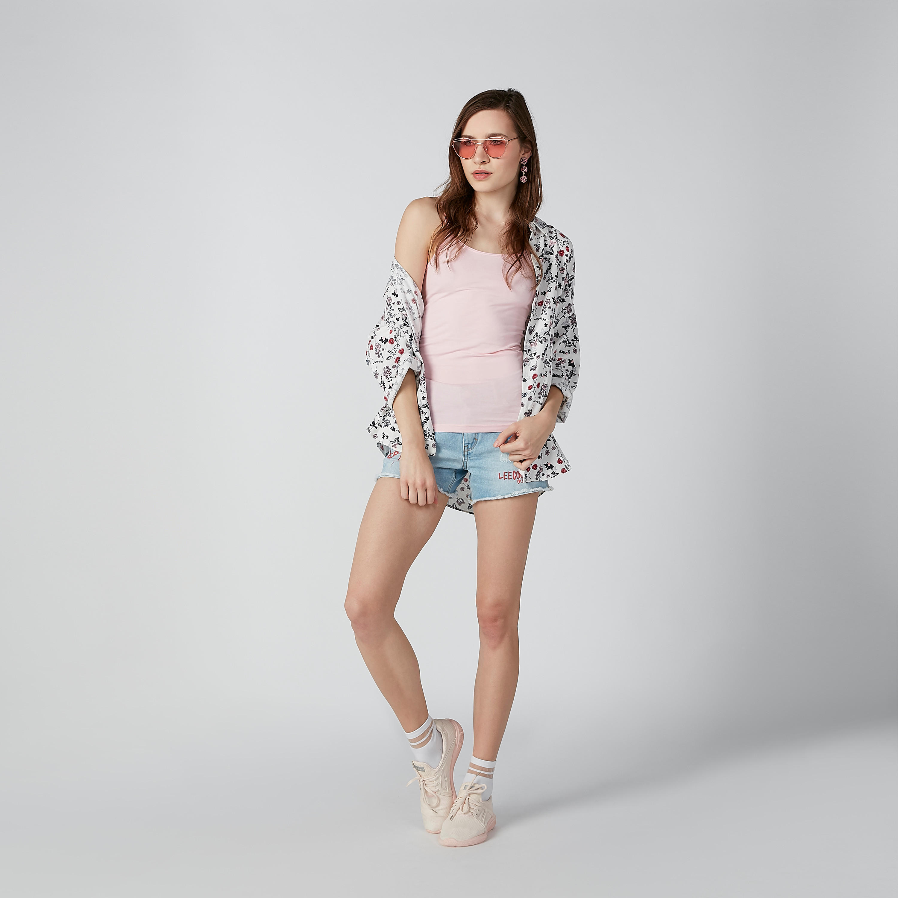 بلوزة سادة بياقة عميقة وحمّالات رفيعة-women-clothing-tshirts-image-3