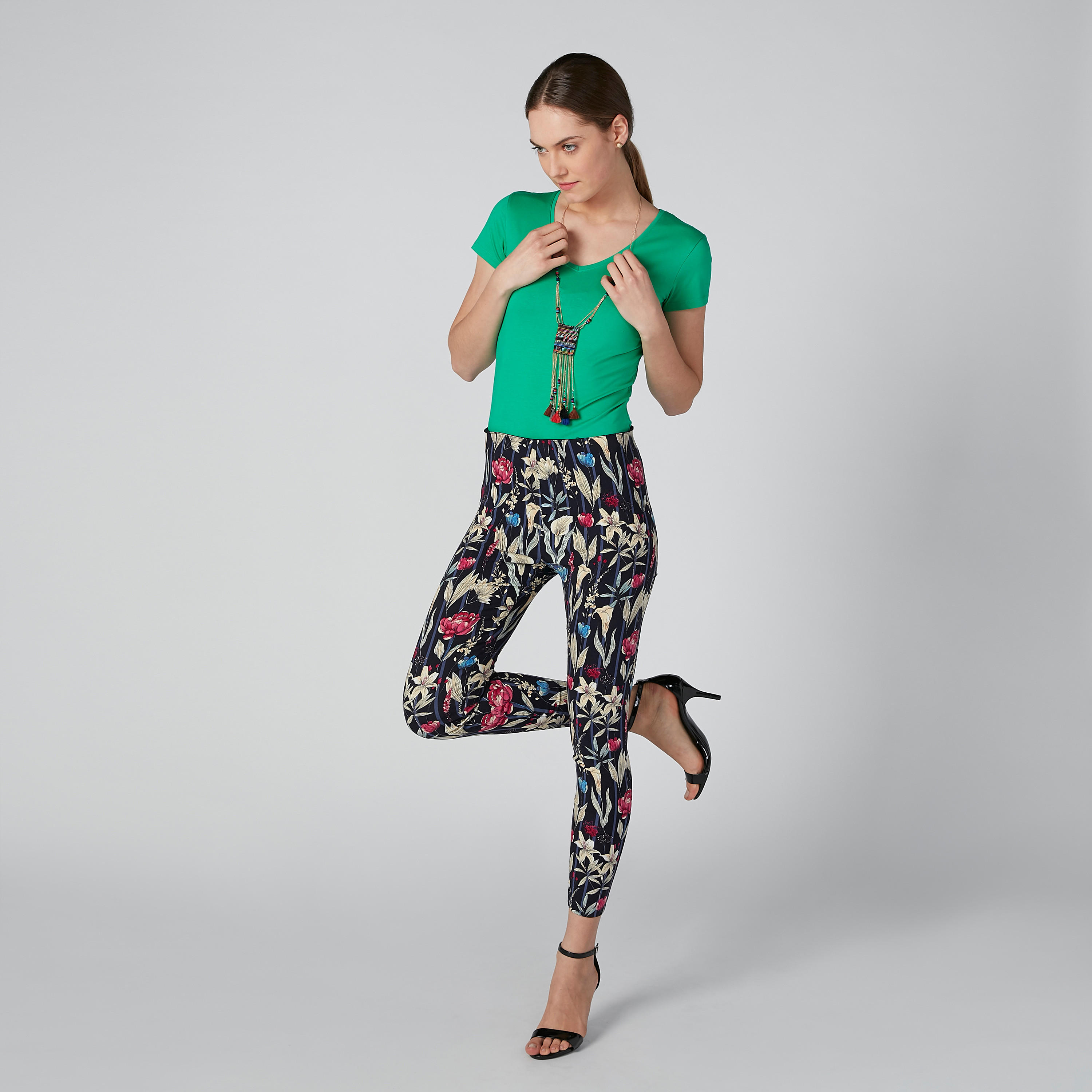 تيشيرت سادة بياقة V وأكمام قصيرة-women-clothing-tshirts-image-2