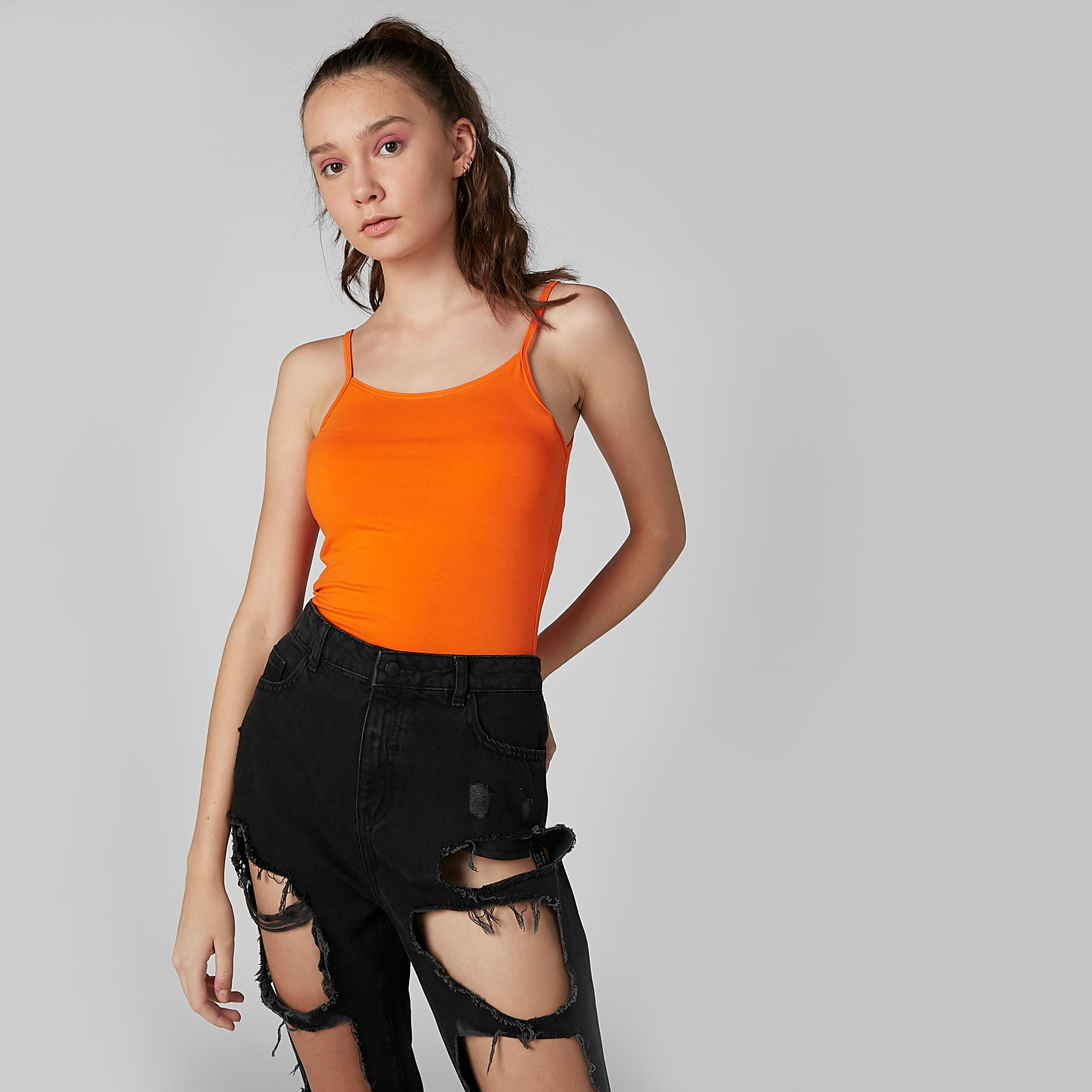 بلوزة كامي سادة بياقة عميقة وحمّالات رفيعة-women-clothing-tshirts-image-1