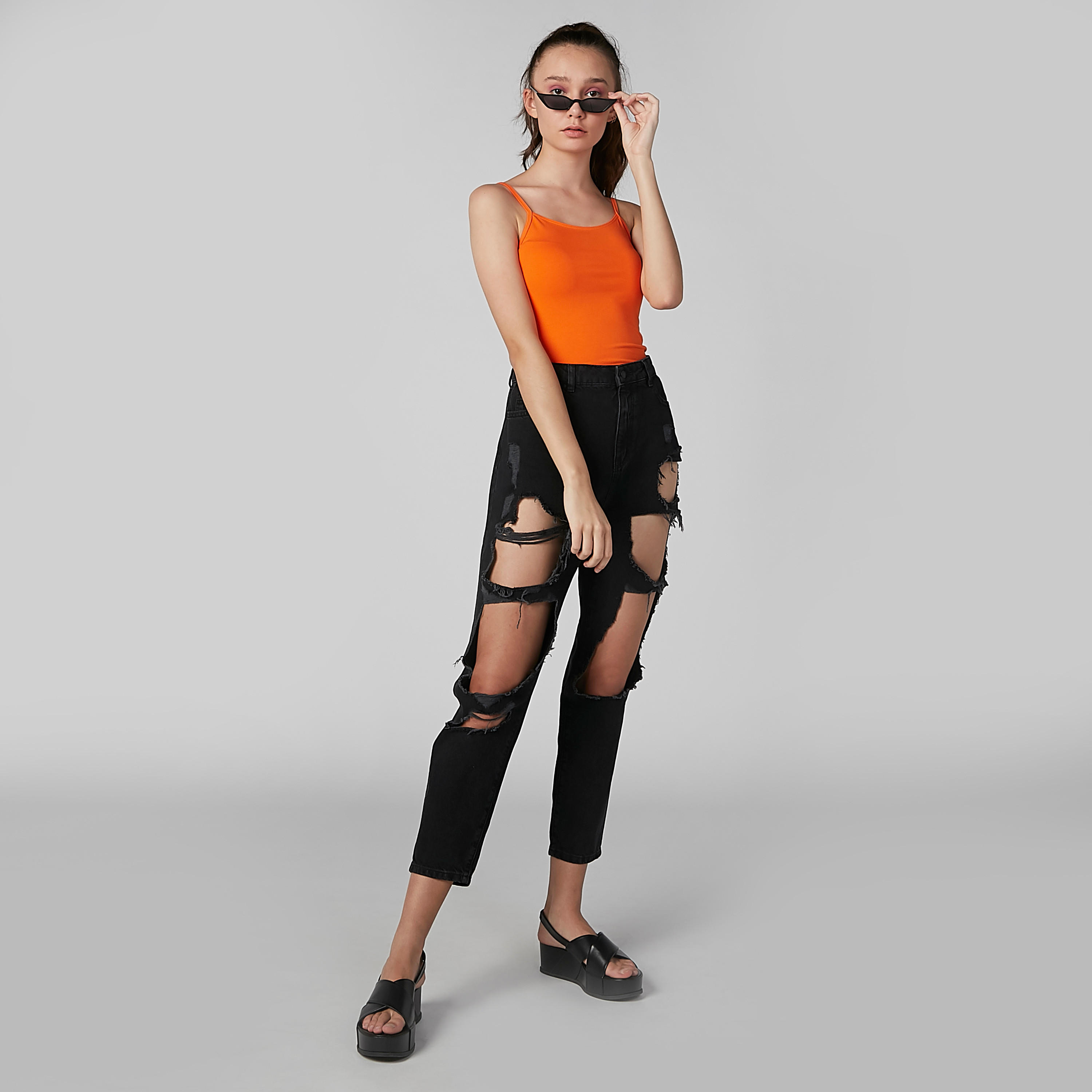 بلوزة كامي سادة بياقة عميقة وحمّالات رفيعة-women-clothing-tshirts-image-2