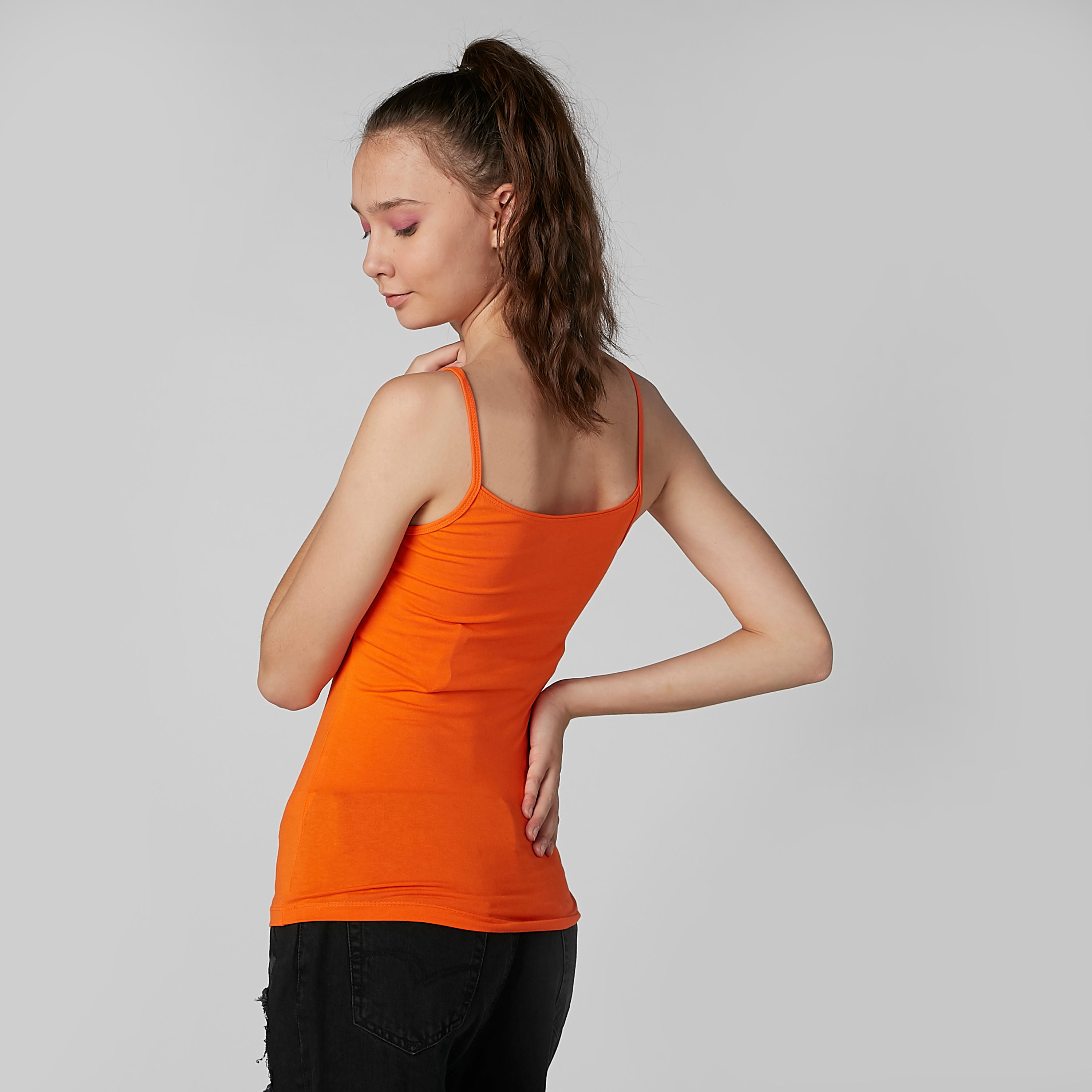 بلوزة كامي سادة بياقة عميقة وحمّالات رفيعة-women-clothing-tshirts-image-3