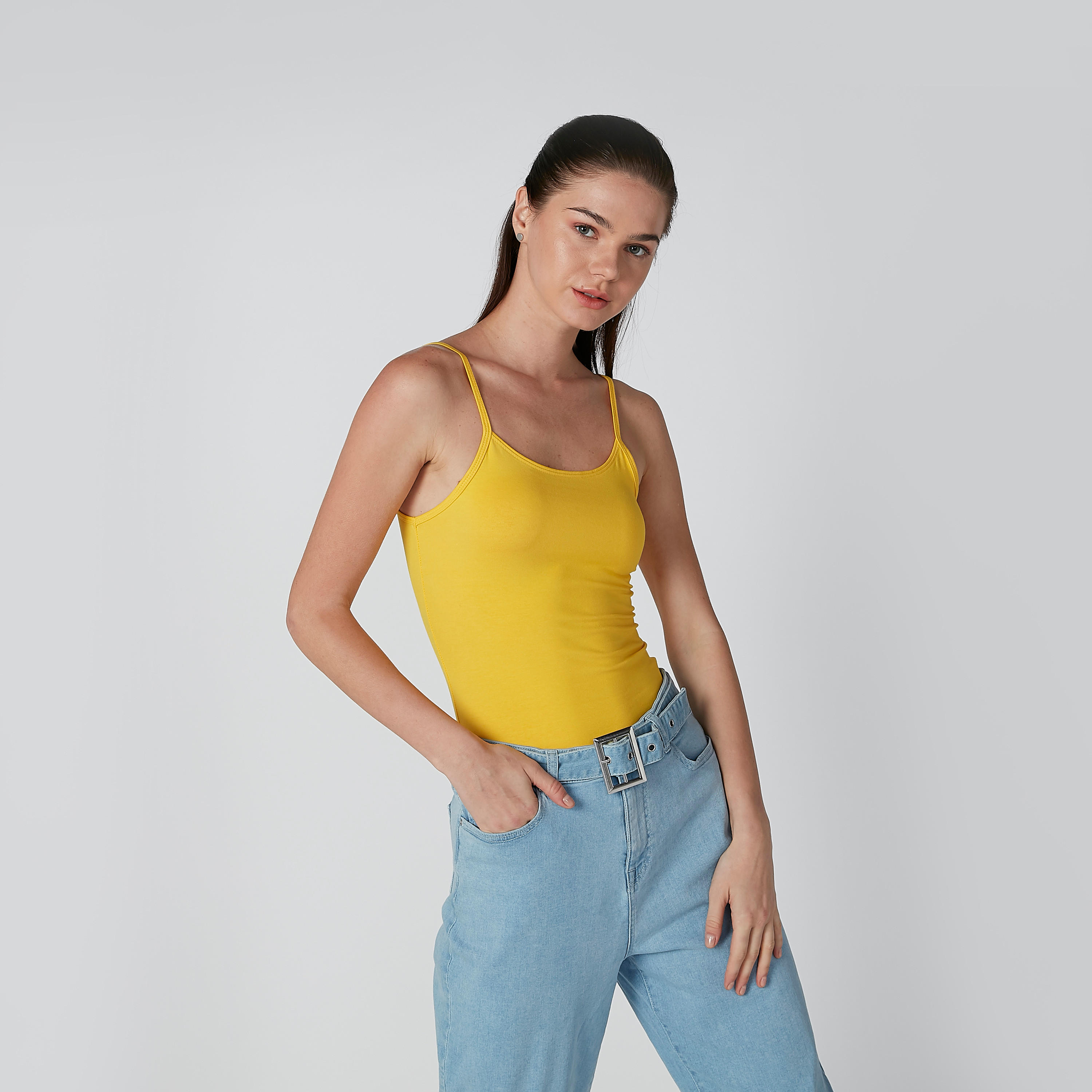 بلوزة كامي بحمّالات رفيعة وياقة عميقة-women-clothing-tshirts-image-4