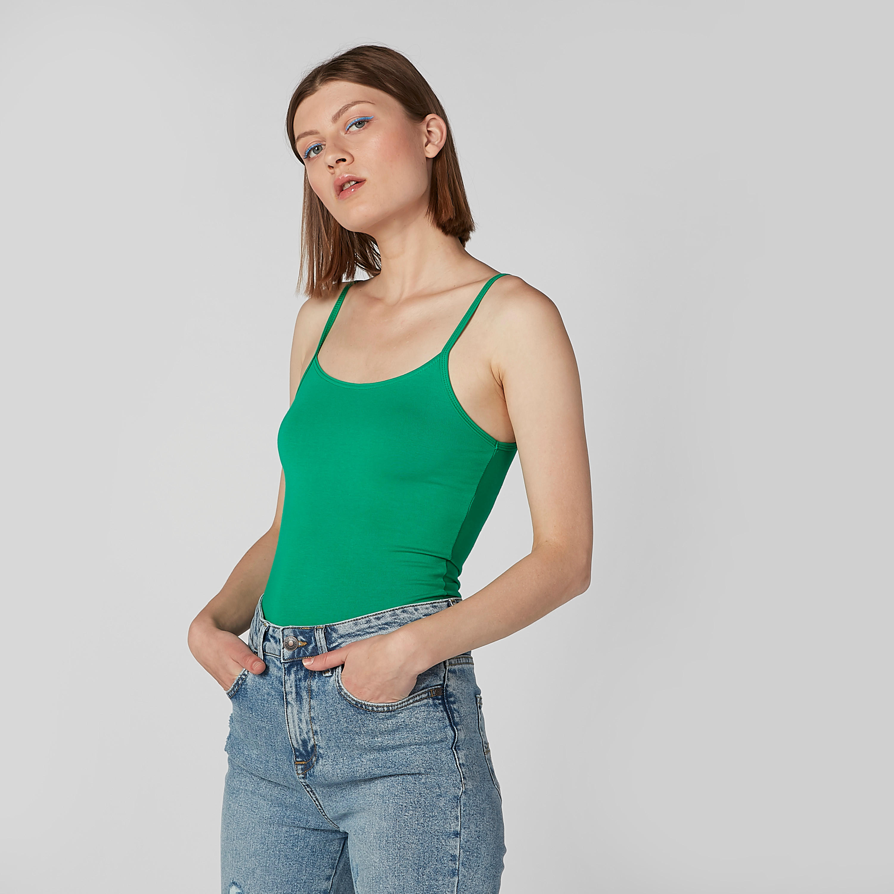 بلوزة كامي سادة بياقة عميقة وحمّالات رفيعة-women-clothing-tshirts-image-1