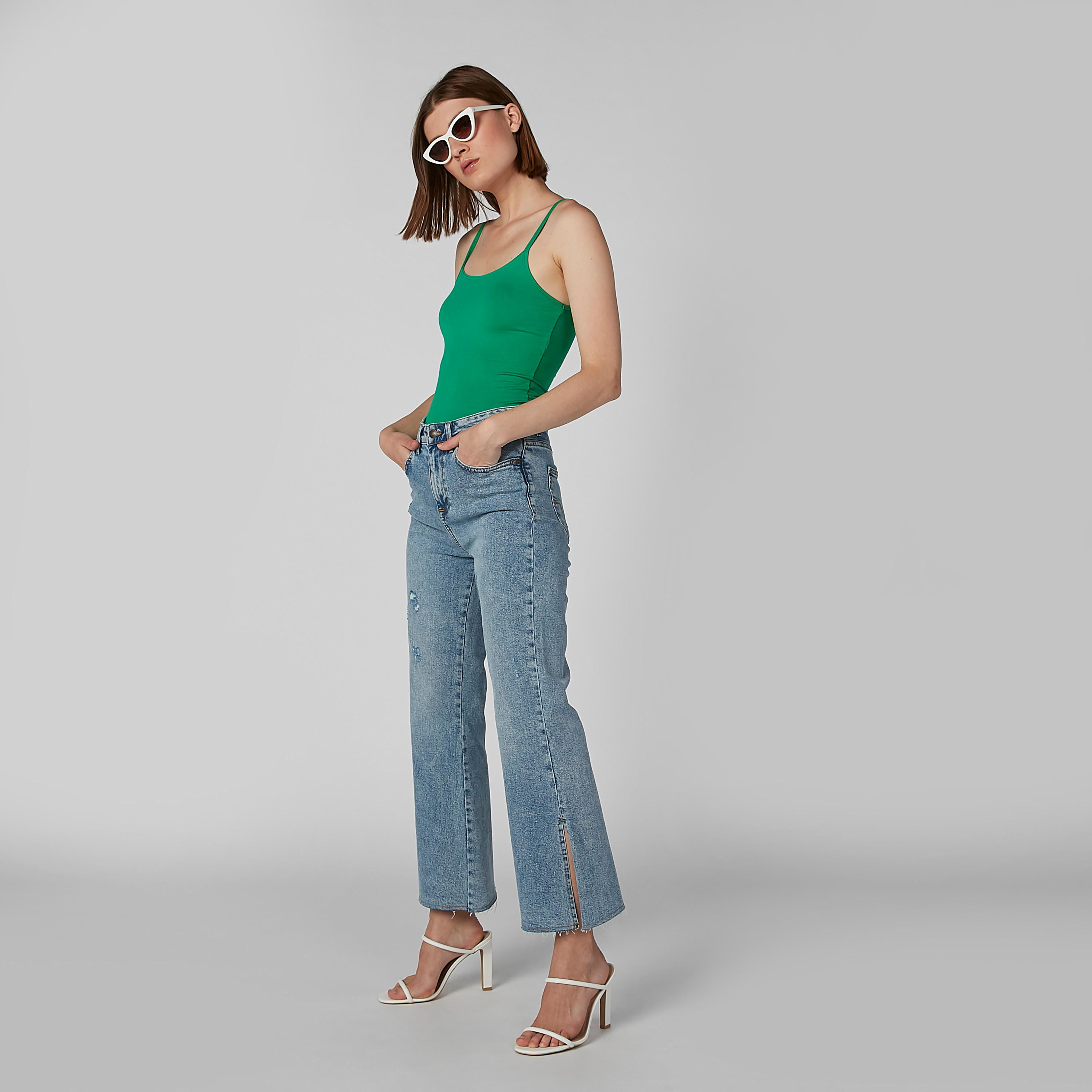 بلوزة كامي سادة بياقة عميقة وحمّالات رفيعة-women-clothing-tshirts-image-2