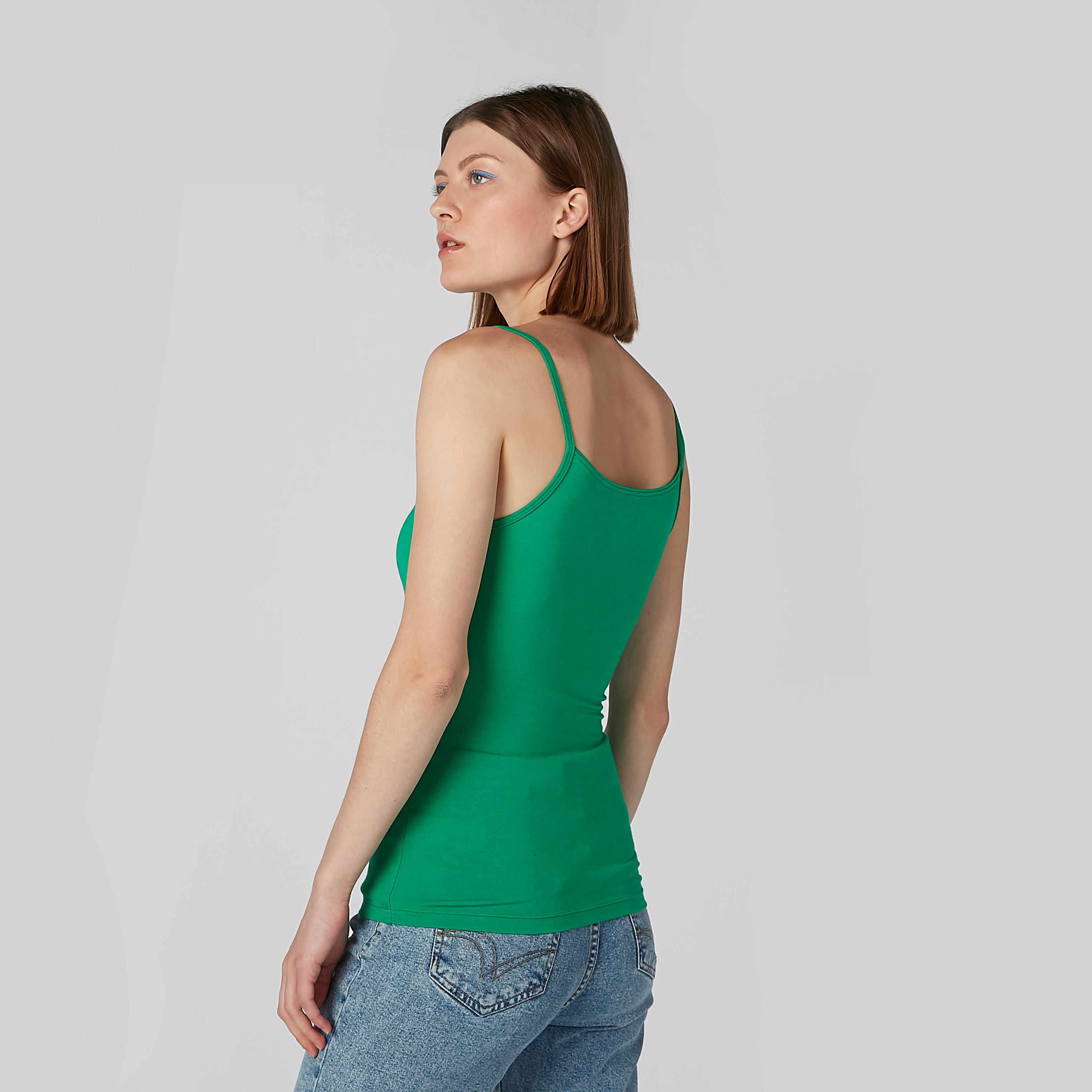 بلوزة كامي سادة بياقة عميقة وحمّالات رفيعة-women-clothing-tshirts-image-3