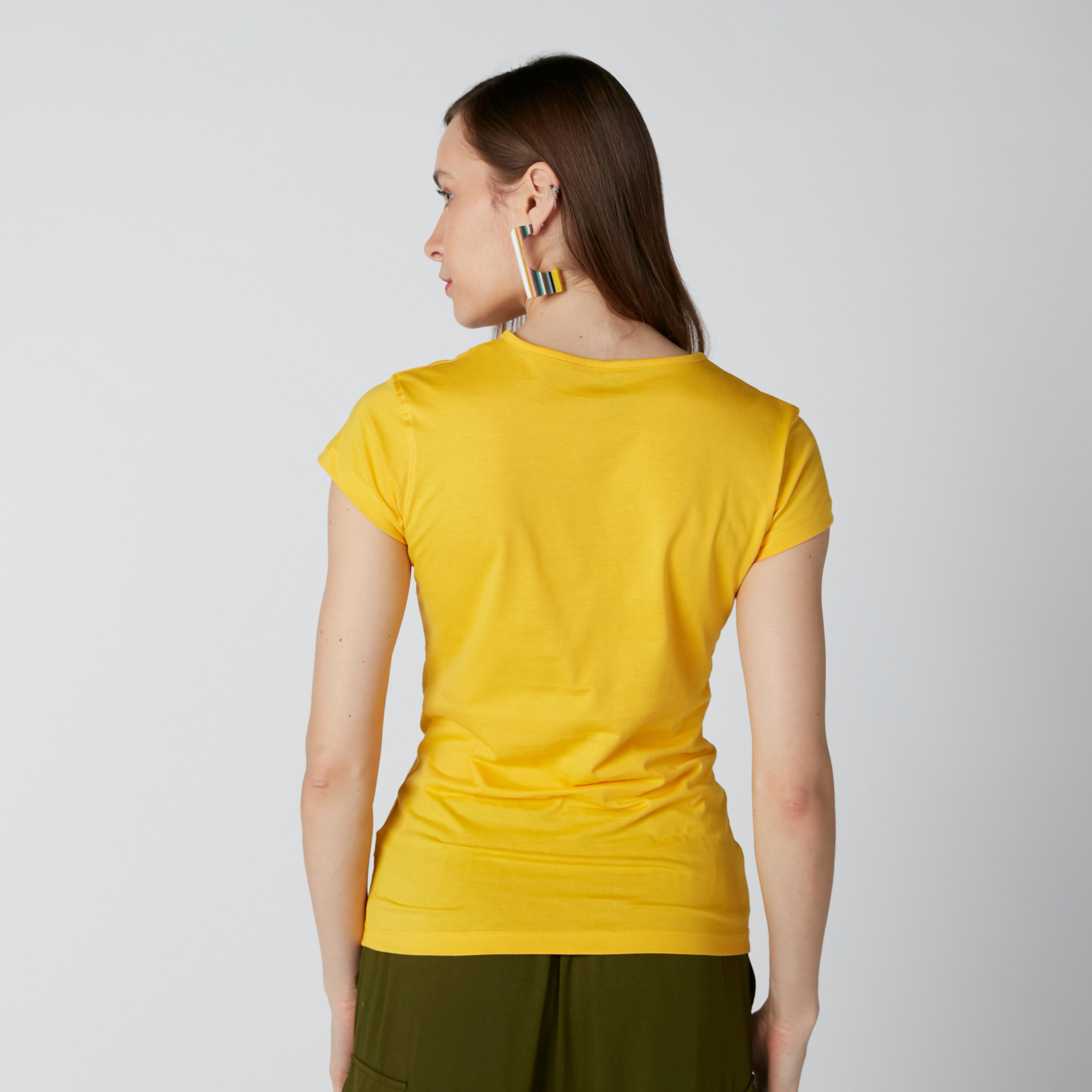 تيشيرت بقصّة سليم وياقة مستديرة وطبعات-women-clothing-tshirts-image-2