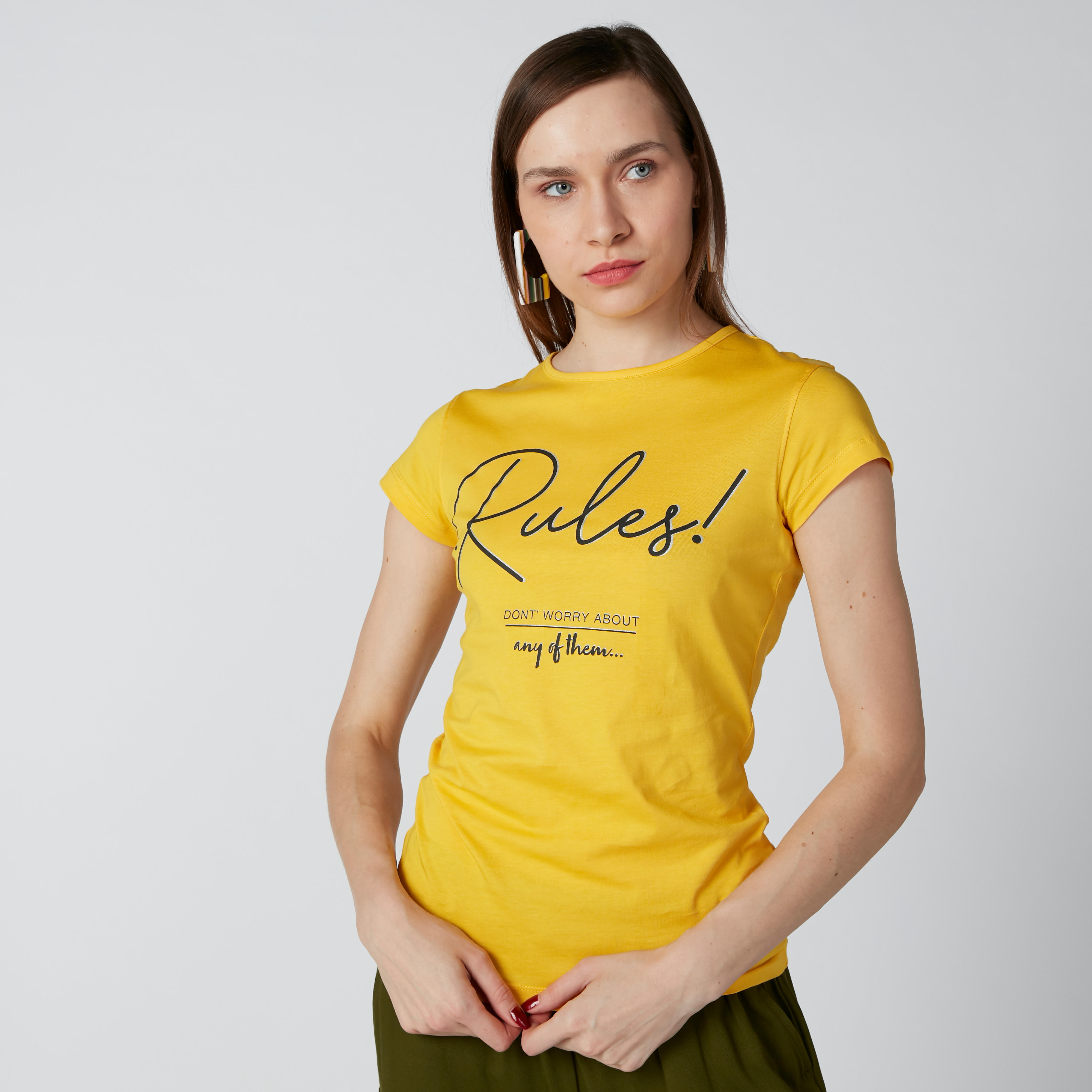 تيشيرت بقصّة سليم وياقة مستديرة وطبعات-women-clothing-tshirts-image-3