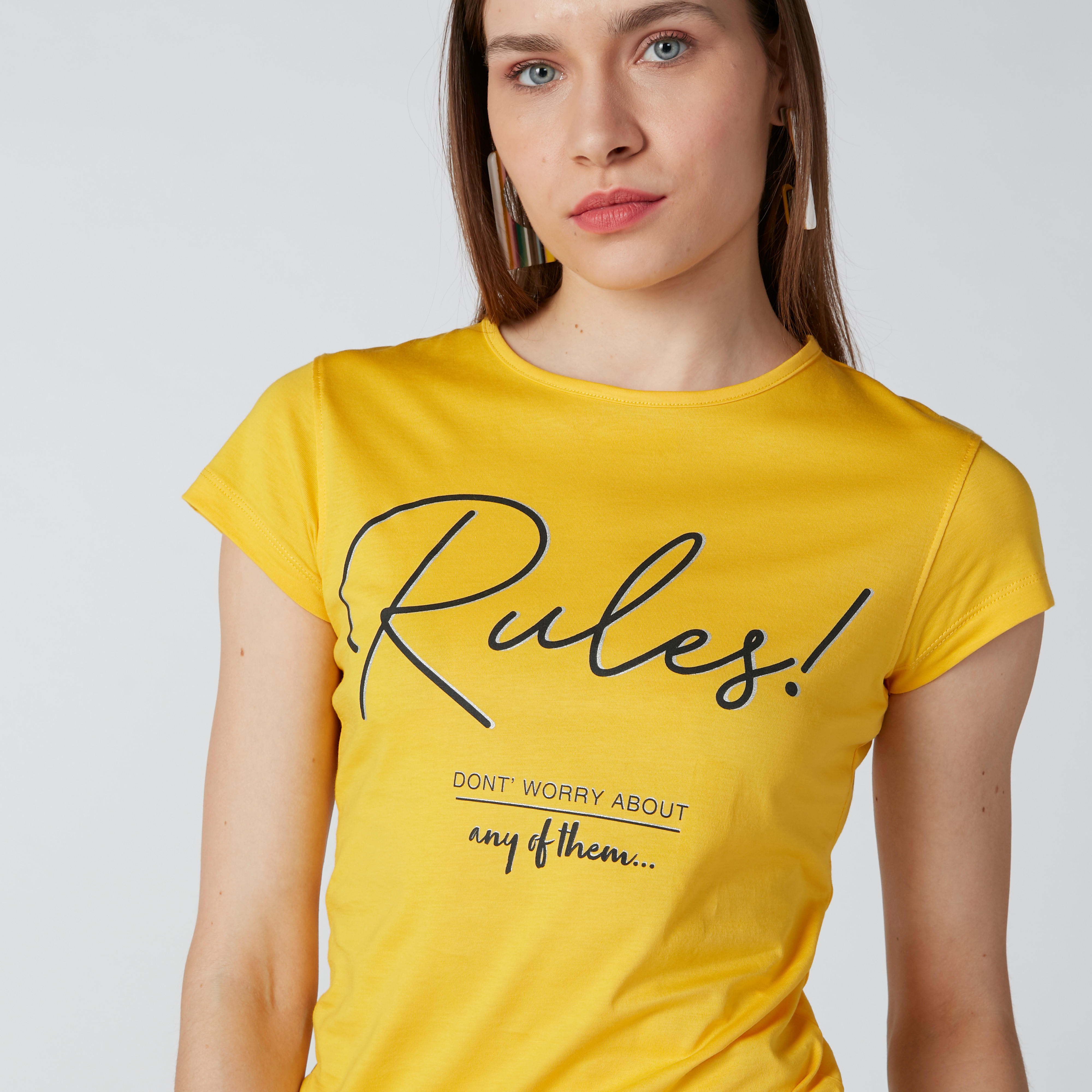 تيشيرت بقصّة سليم وياقة مستديرة وطبعات-women-clothing-tshirts-image-4