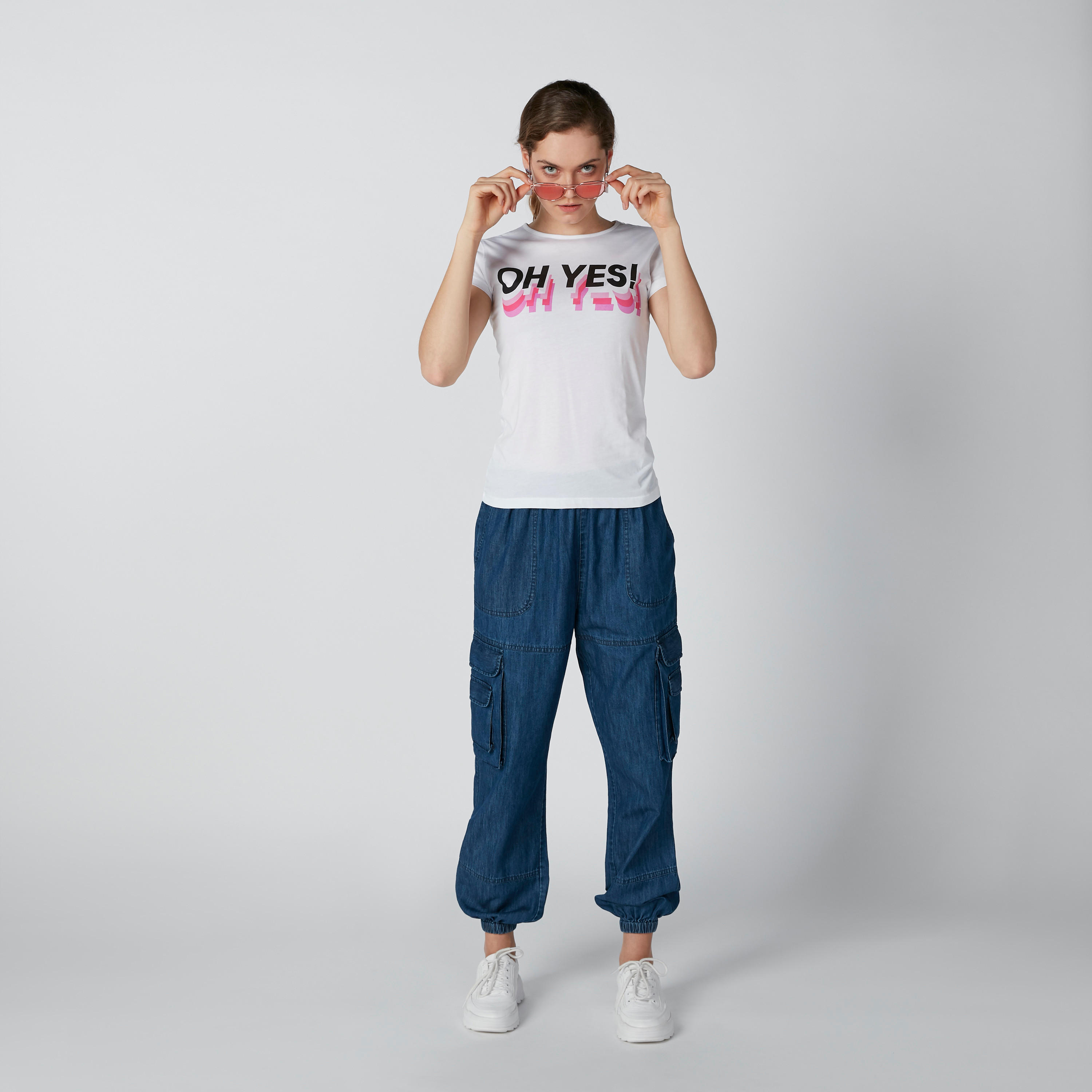 تيشيرت مستدام بياقة مستديرة وأكمام كاب وطبعات نصيّة -women-clothing-tshirts-image-1
