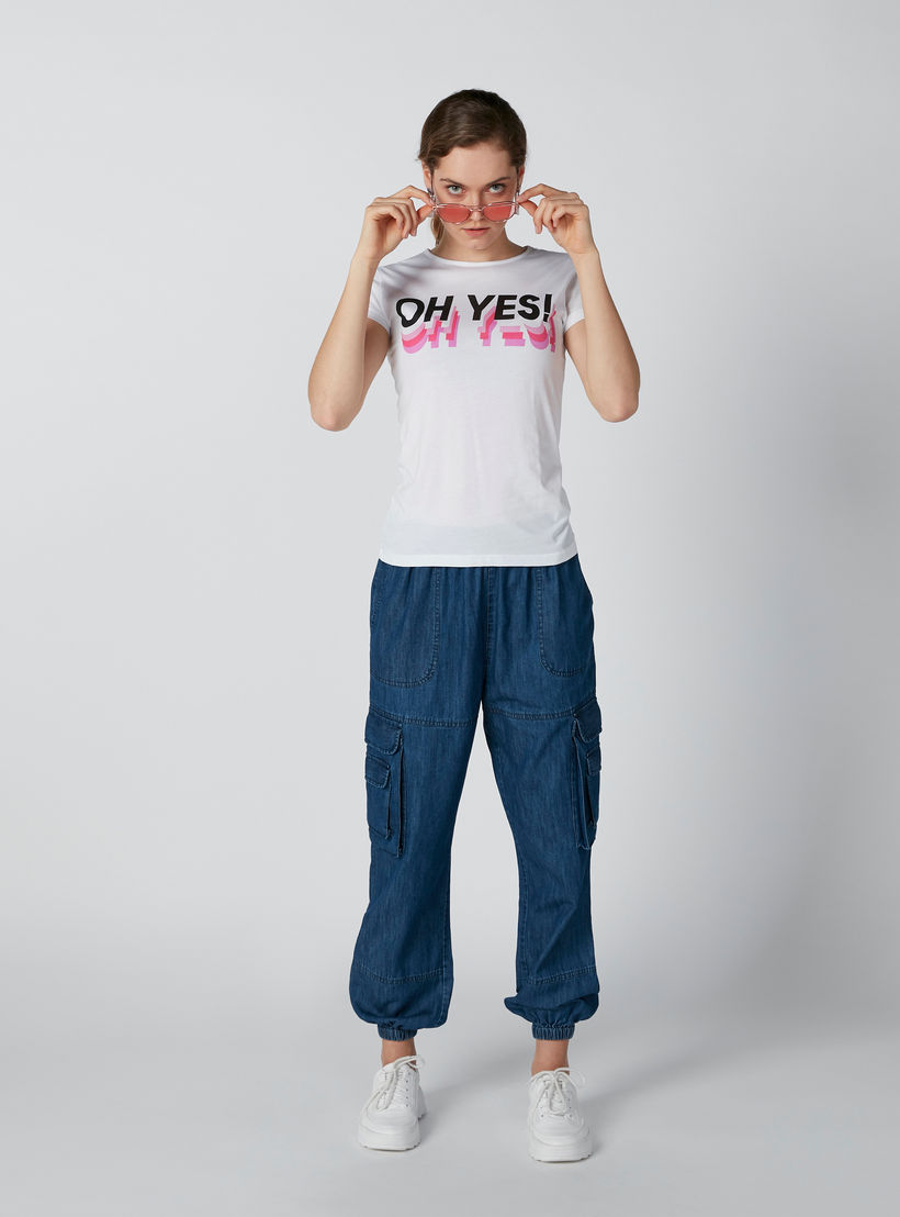 تيشيرت مستدام بياقة مستديرة وأكمام كاب وطبعات نصيّة -women-clothing-tshirts-image-1