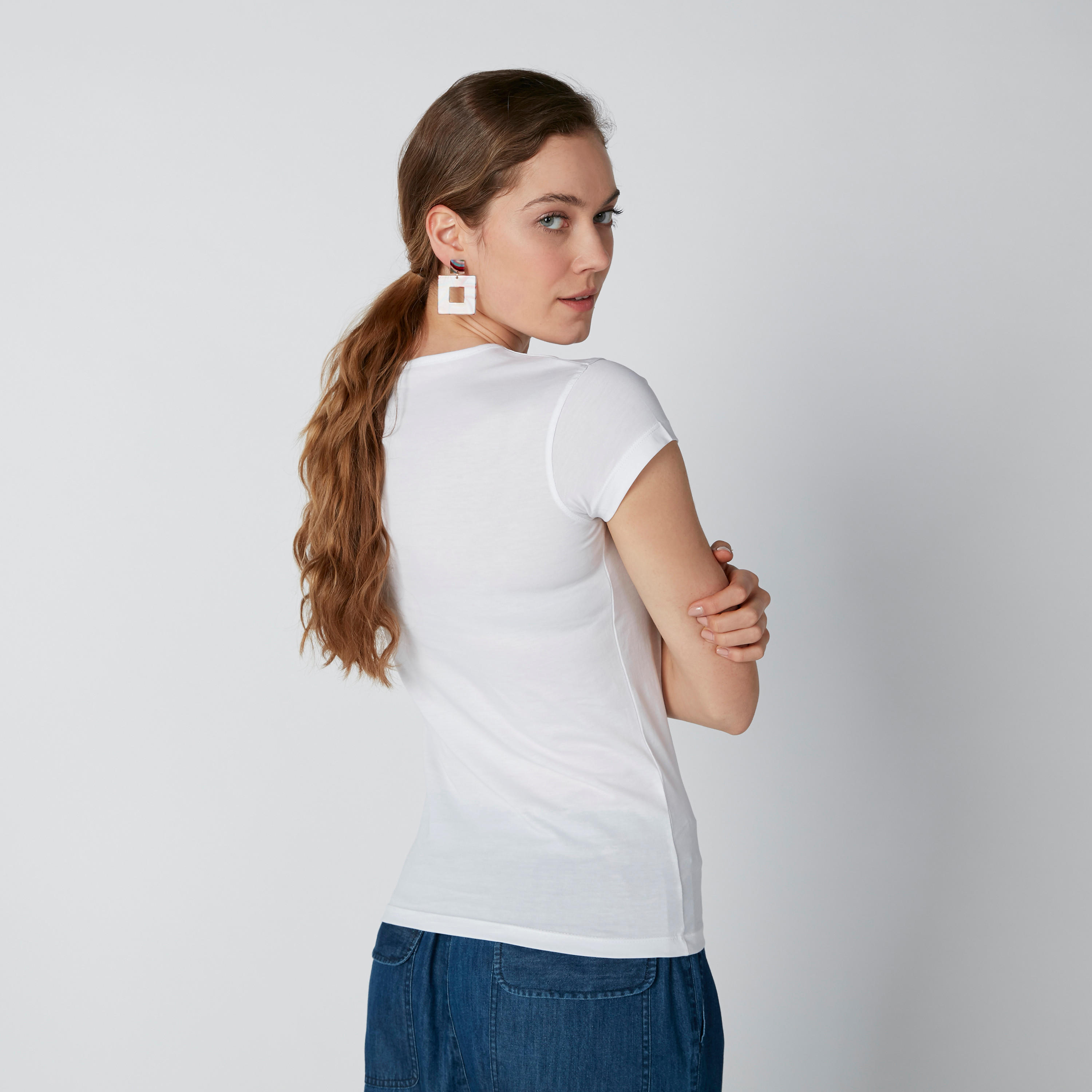 تيشيرت مستدام بياقة مستديرة وأكمام كاب وطبعات نصيّة -women-clothing-tshirts-image-2