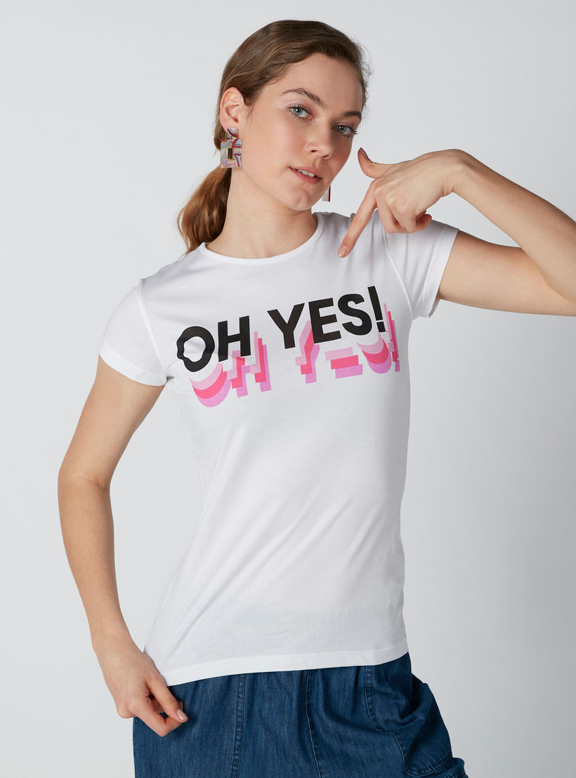 تيشيرت مستدام بياقة مستديرة وأكمام كاب وطبعات نصيّة -women-clothing-tshirts-image-3