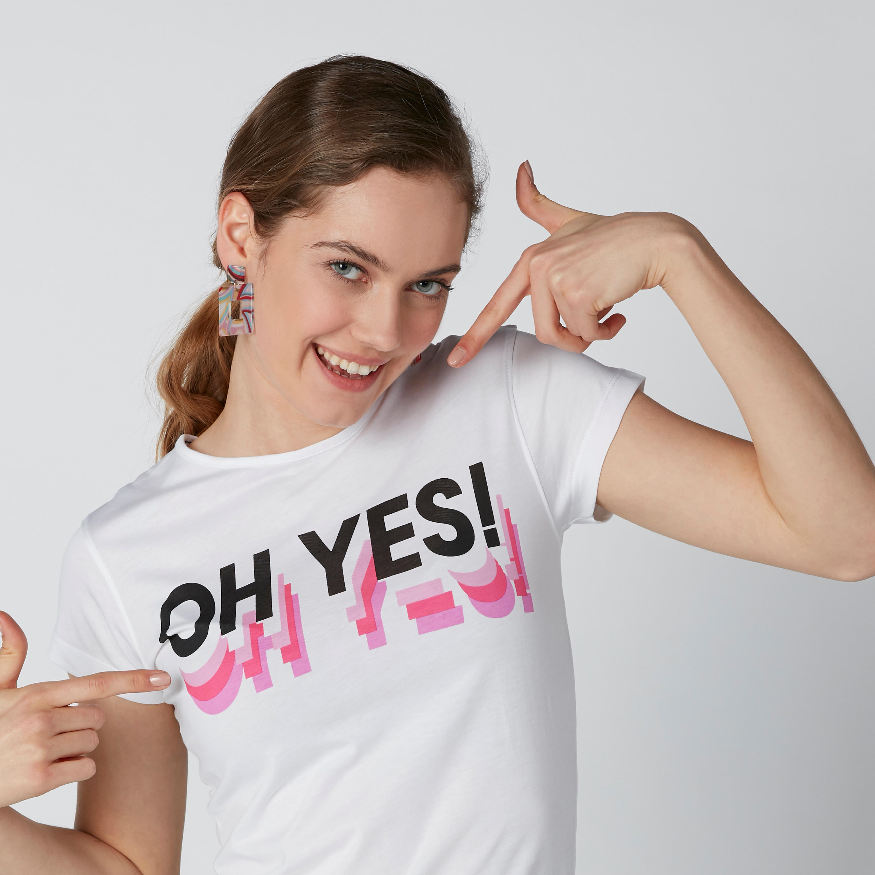 تيشيرت مستدام بياقة مستديرة وأكمام كاب وطبعات نصيّة -women-clothing-tshirts-image-4