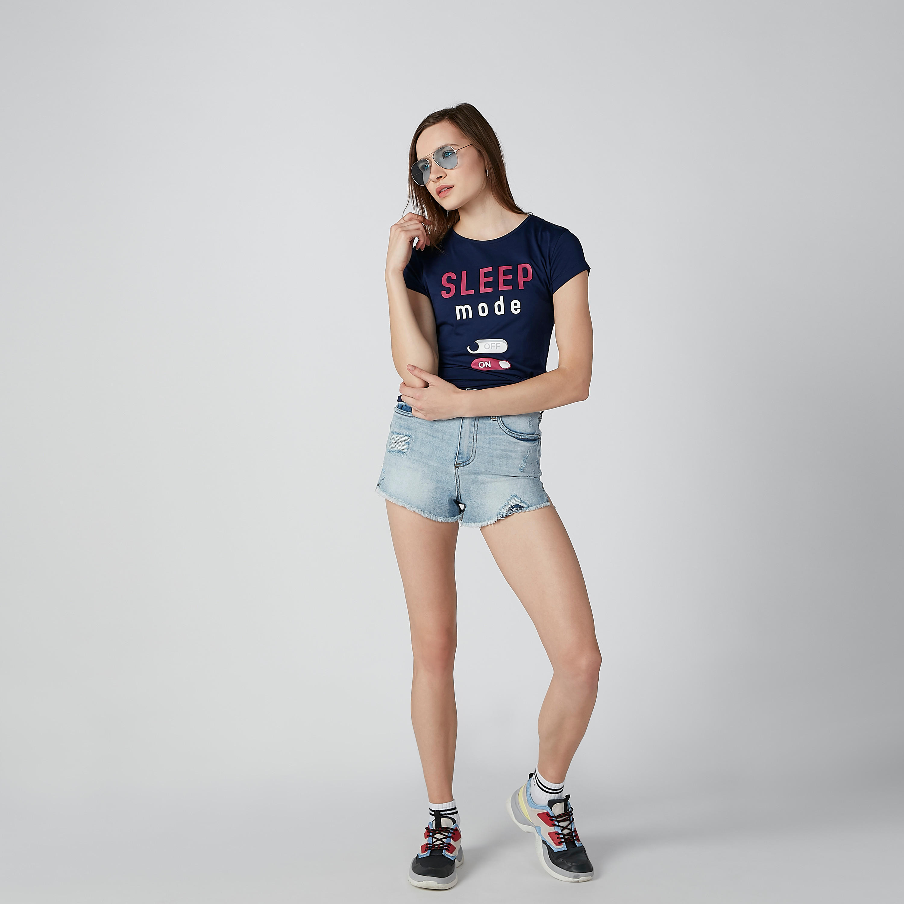 تيشيرت بياقة مستديرة وأكمام كاب وطبعات نصيّة-women-clothing-tshirts-image-1