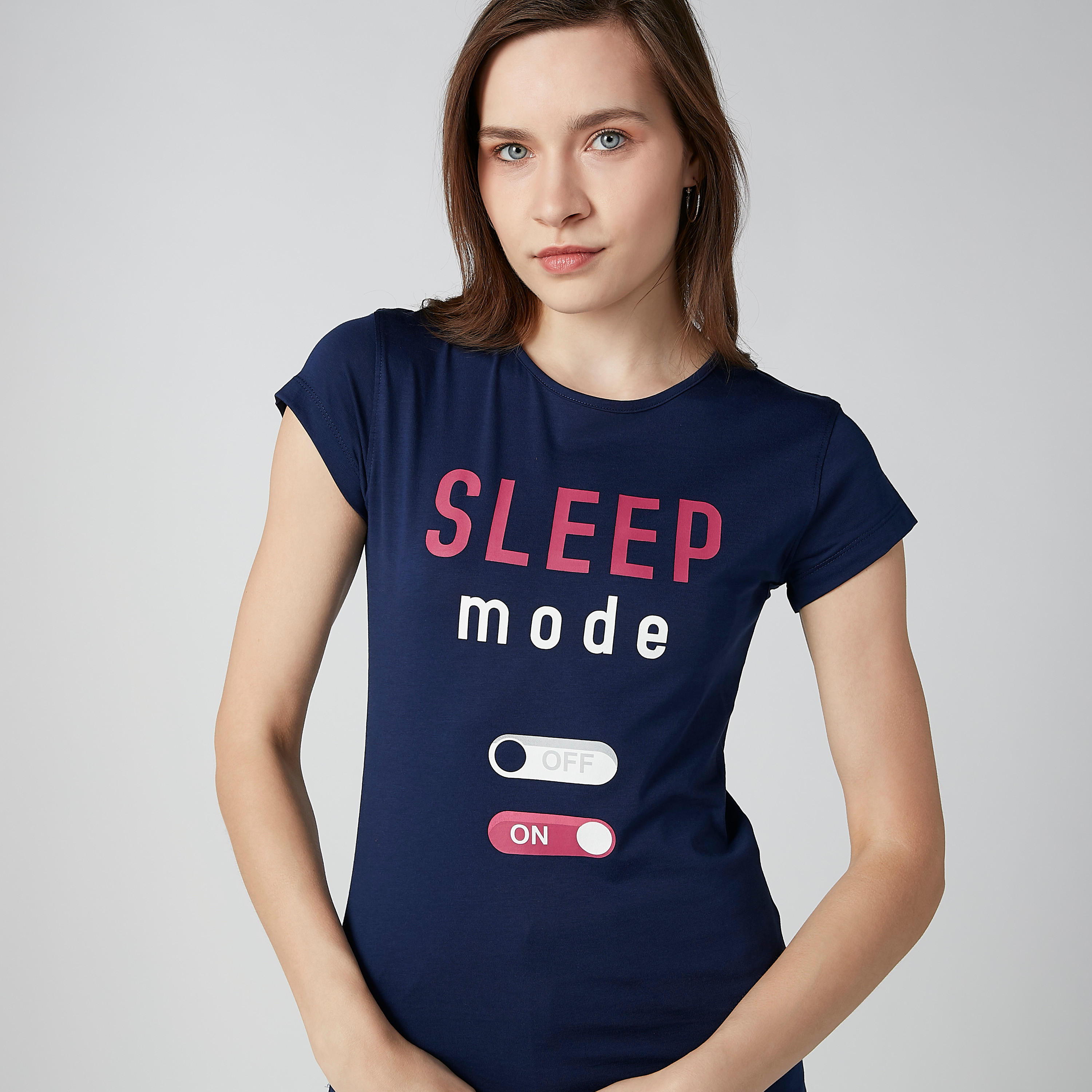 تيشيرت بياقة مستديرة وأكمام كاب وطبعات نصيّة-women-clothing-tshirts-image-2