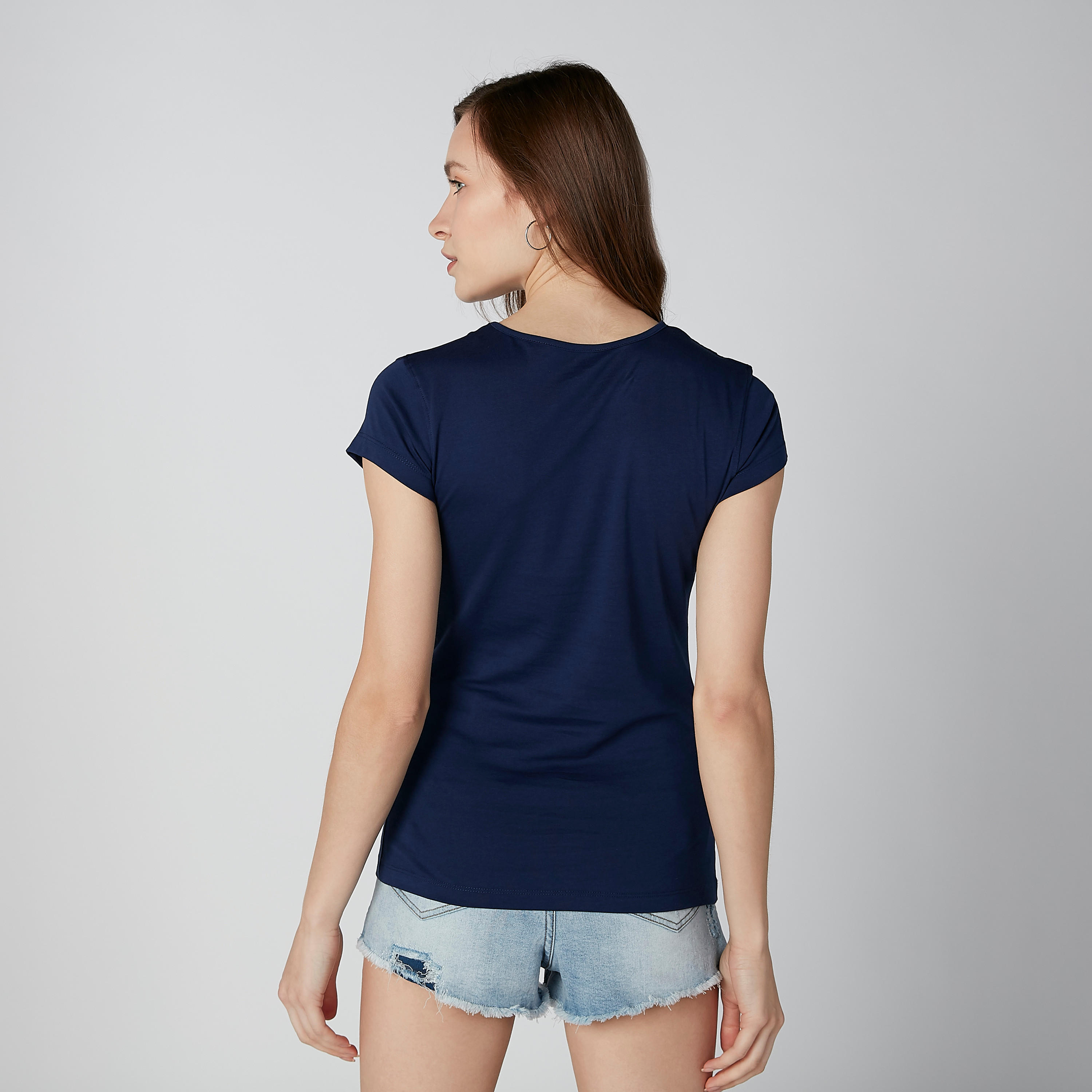 تيشيرت بياقة مستديرة وأكمام كاب وطبعات نصيّة-women-clothing-tshirts-image-3