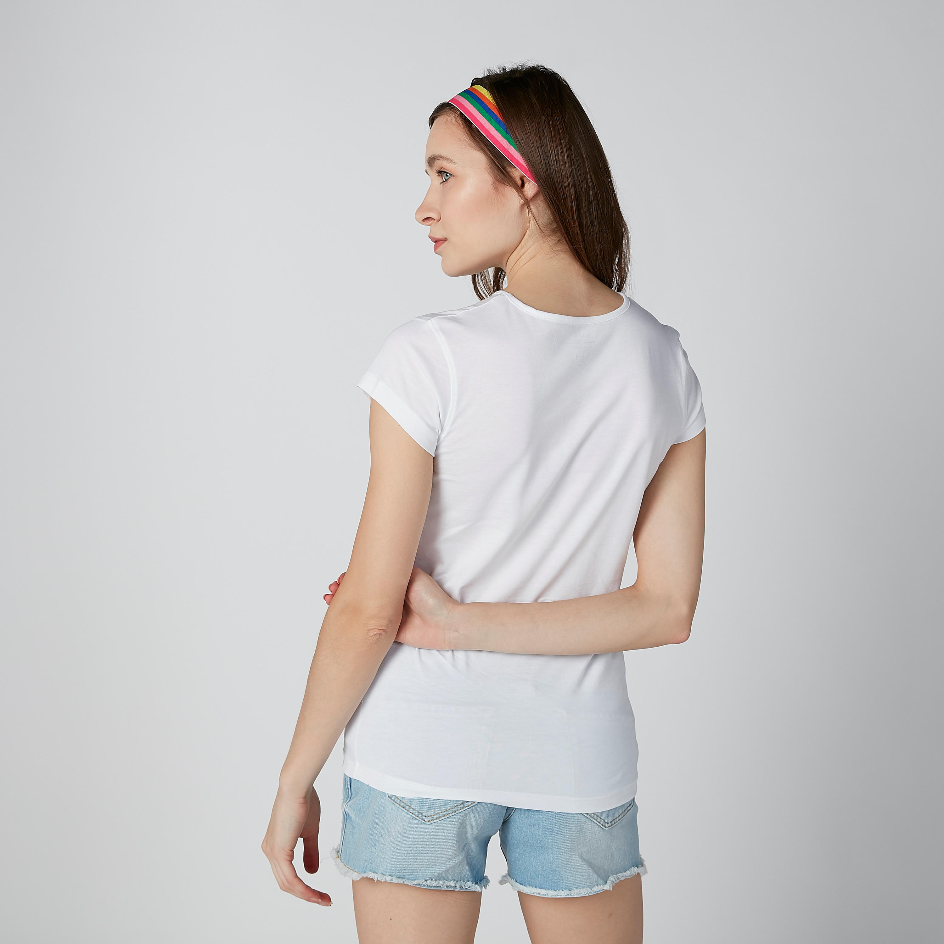 تيشيرت بياقة مستديرة وأكمام كاب وطبعات نصيّة-women-clothing-tshirts-image-2