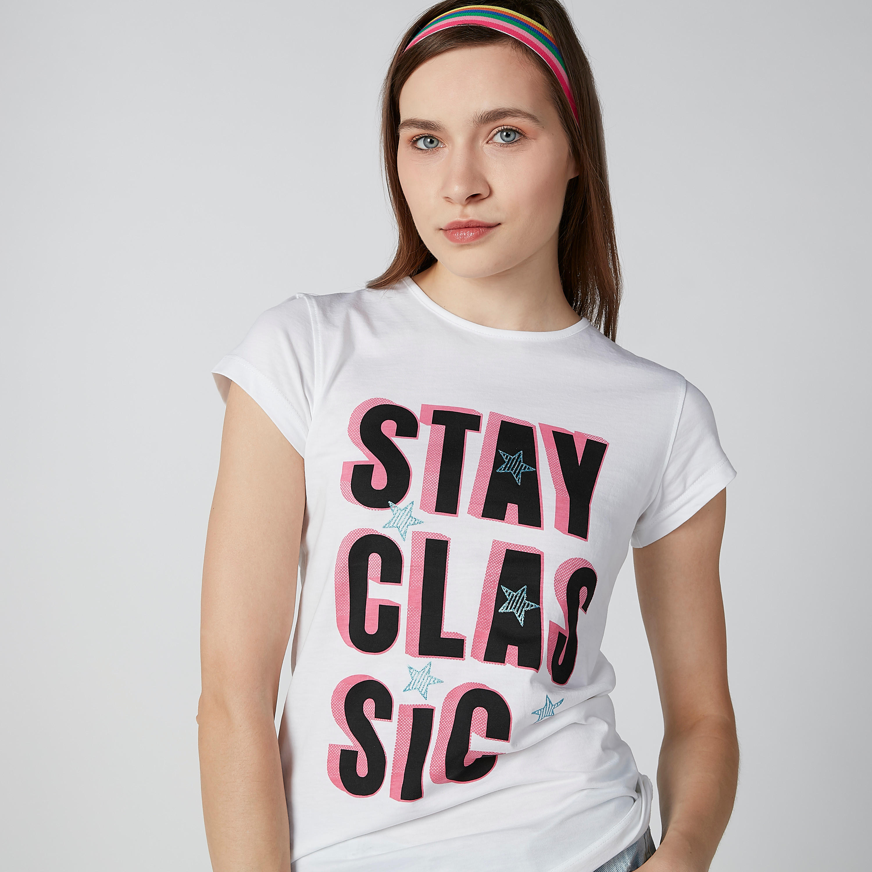 تيشيرت بياقة مستديرة وأكمام كاب وطبعات نصيّة-women-clothing-tshirts-image-3