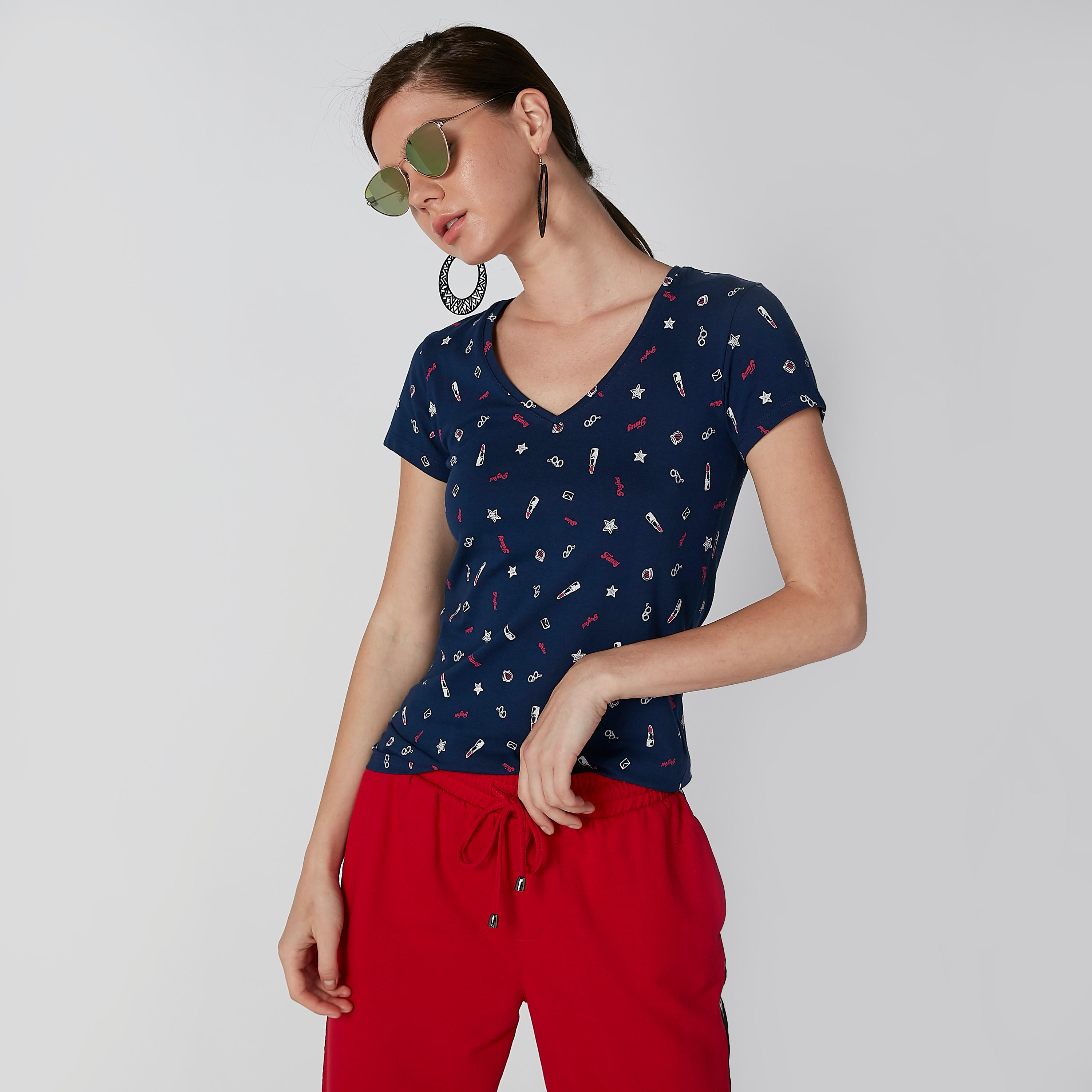تيشيرت بياقة V وأكمام قصيرة وطبعات-women-clothing-tshirts-image-1
