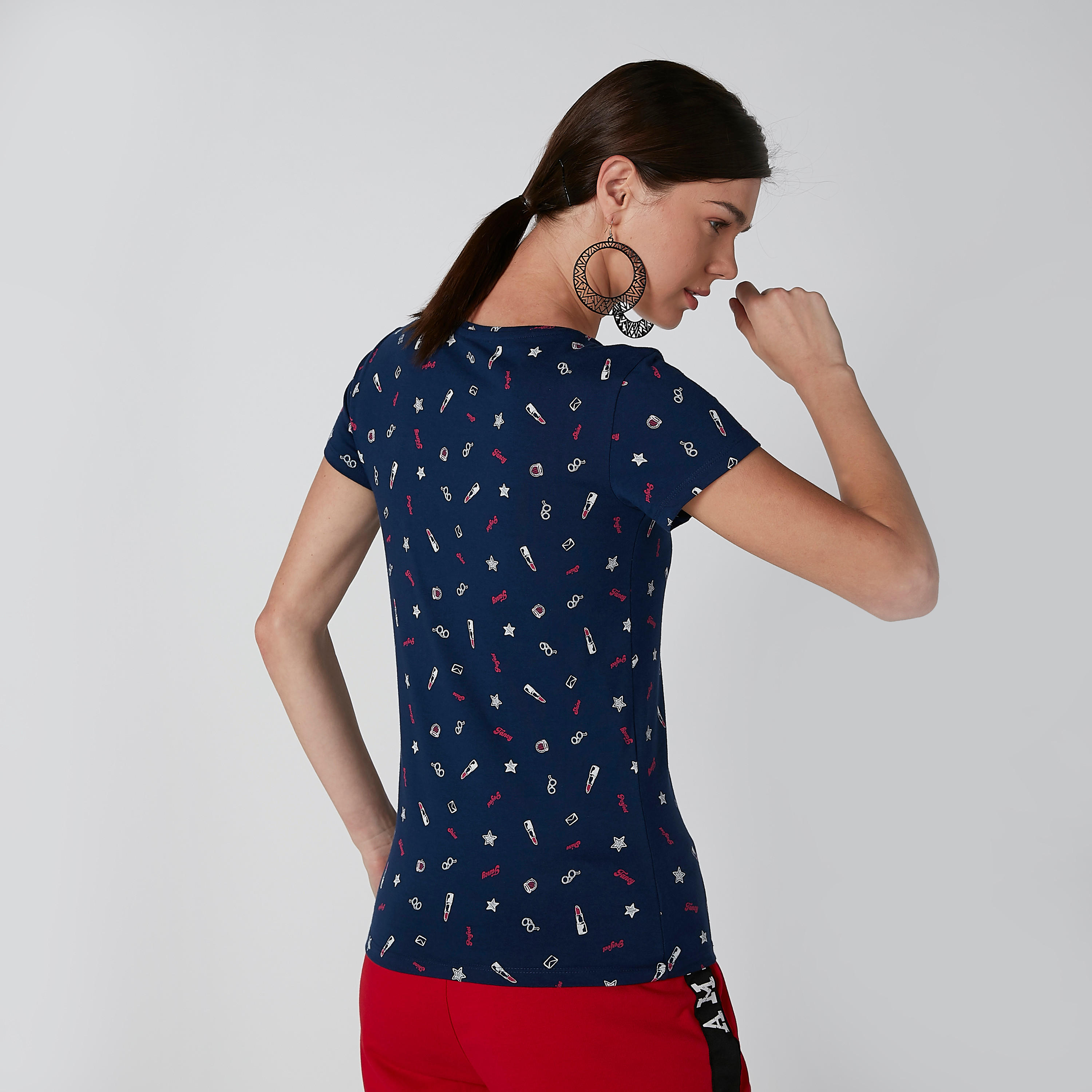 تيشيرت بياقة V وأكمام قصيرة وطبعات-women-clothing-tshirts-image-2
