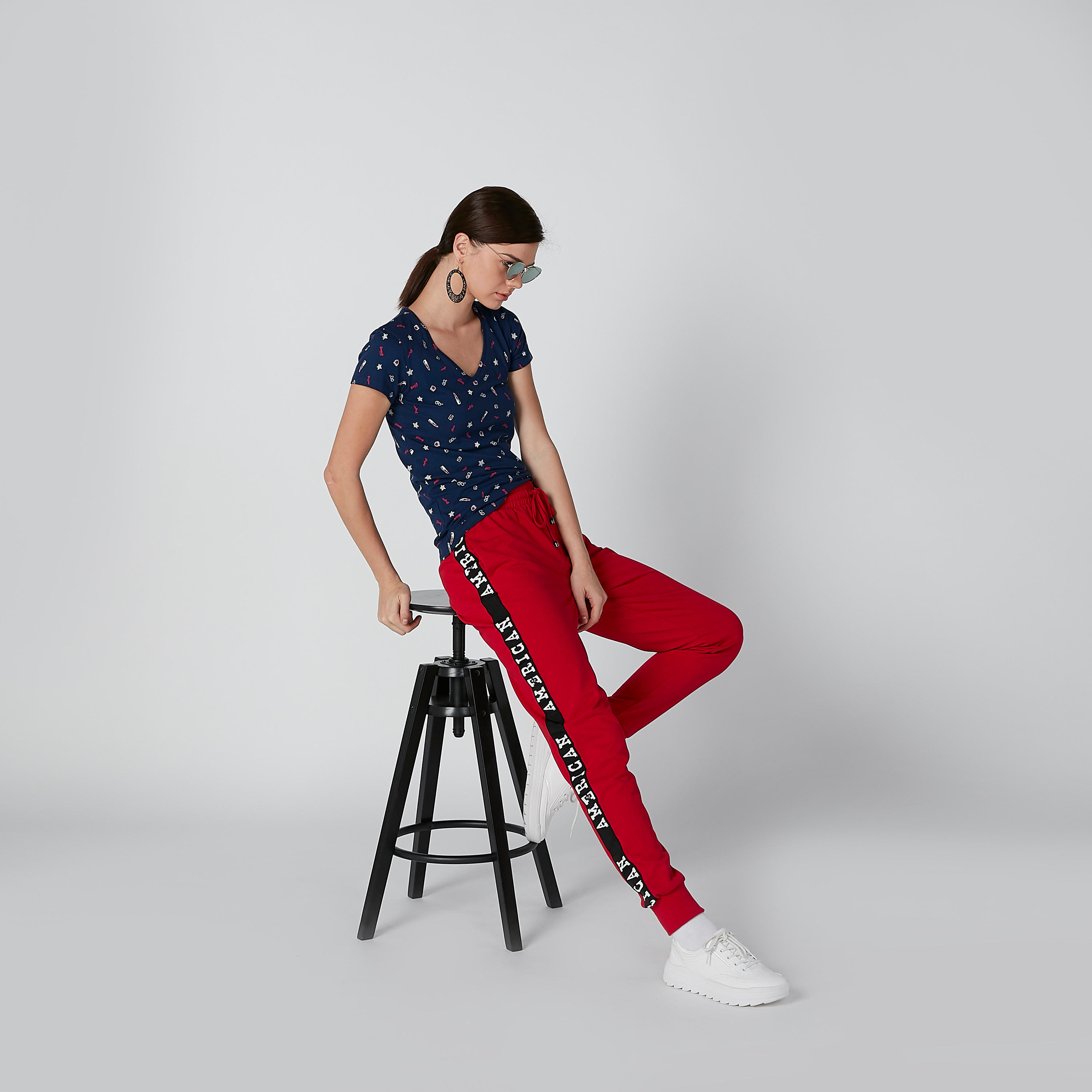 تيشيرت بياقة V وأكمام قصيرة وطبعات-women-clothing-tshirts-image-3