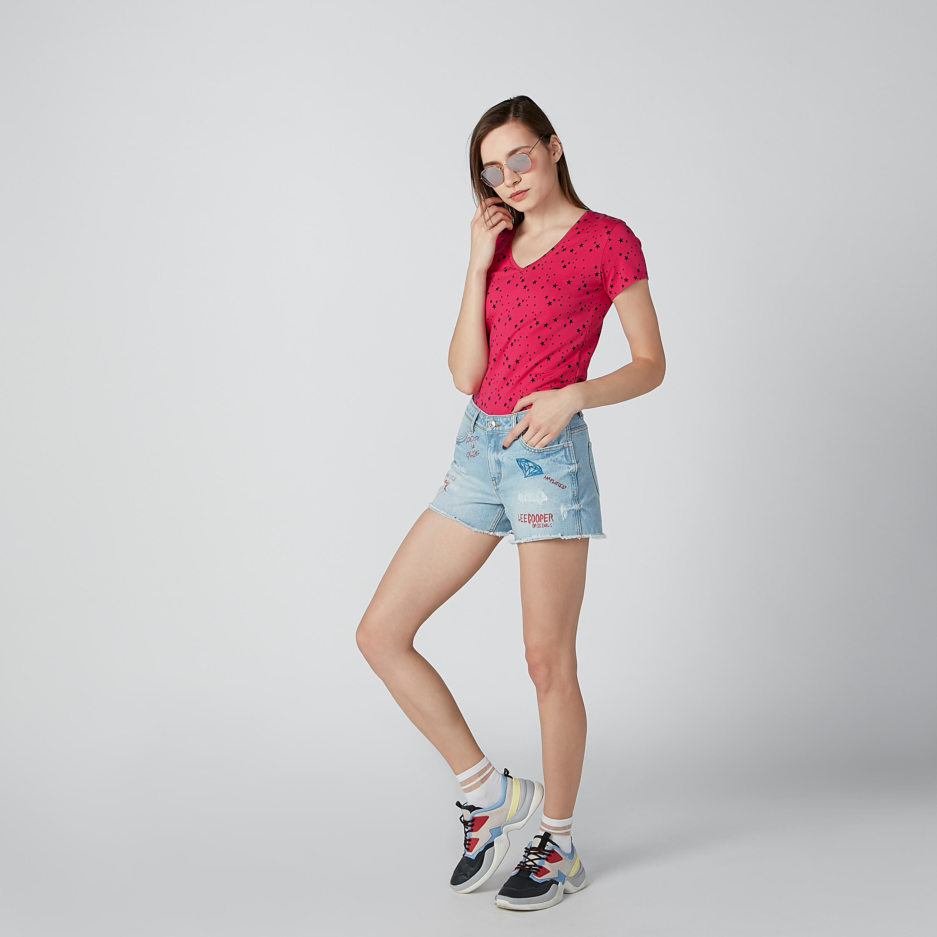 تيشيرت بياقة V وأكمام كاب وطبعات نجمة-women-clothing-tshirts-image-1