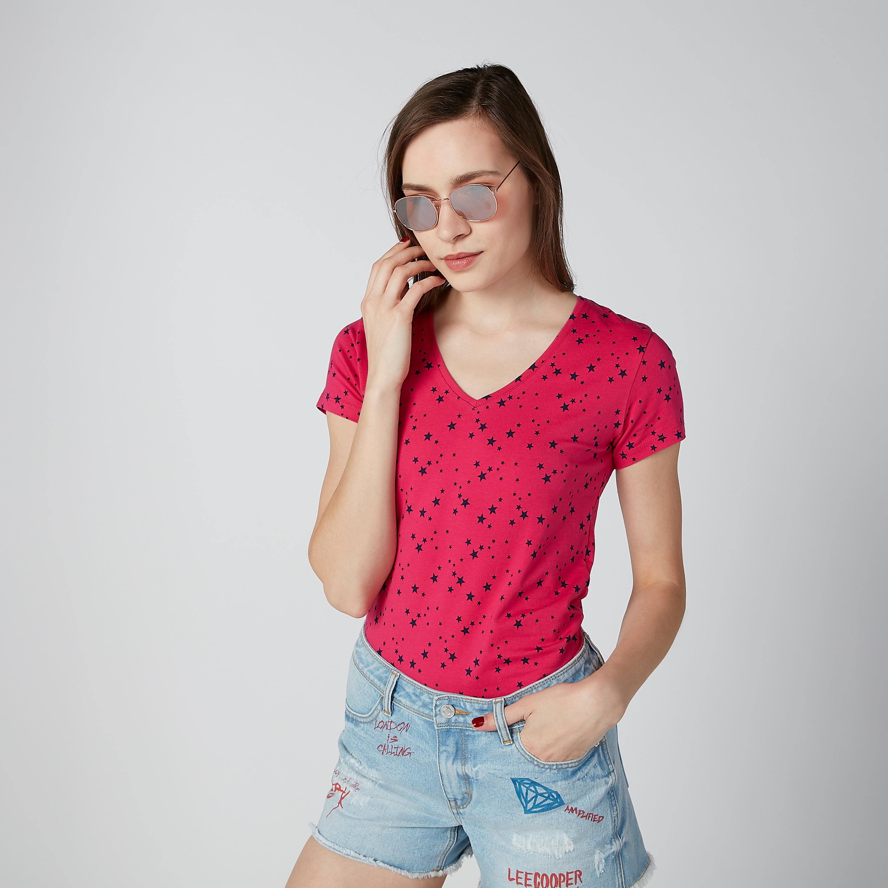 تيشيرت بياقة V وأكمام كاب وطبعات نجمة-women-clothing-tshirts-image-2