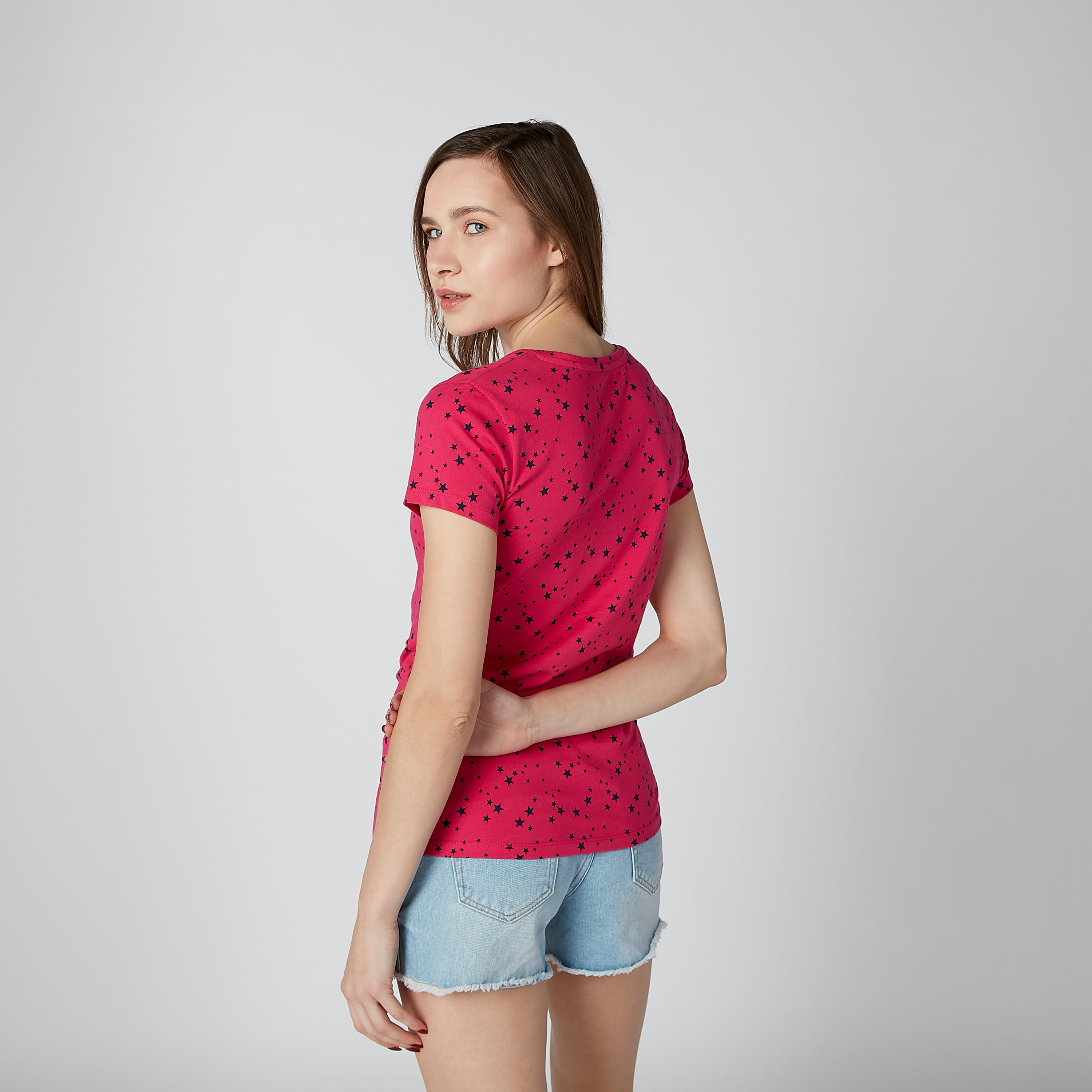 تيشيرت بياقة V وأكمام كاب وطبعات نجمة-women-clothing-tshirts-image-3