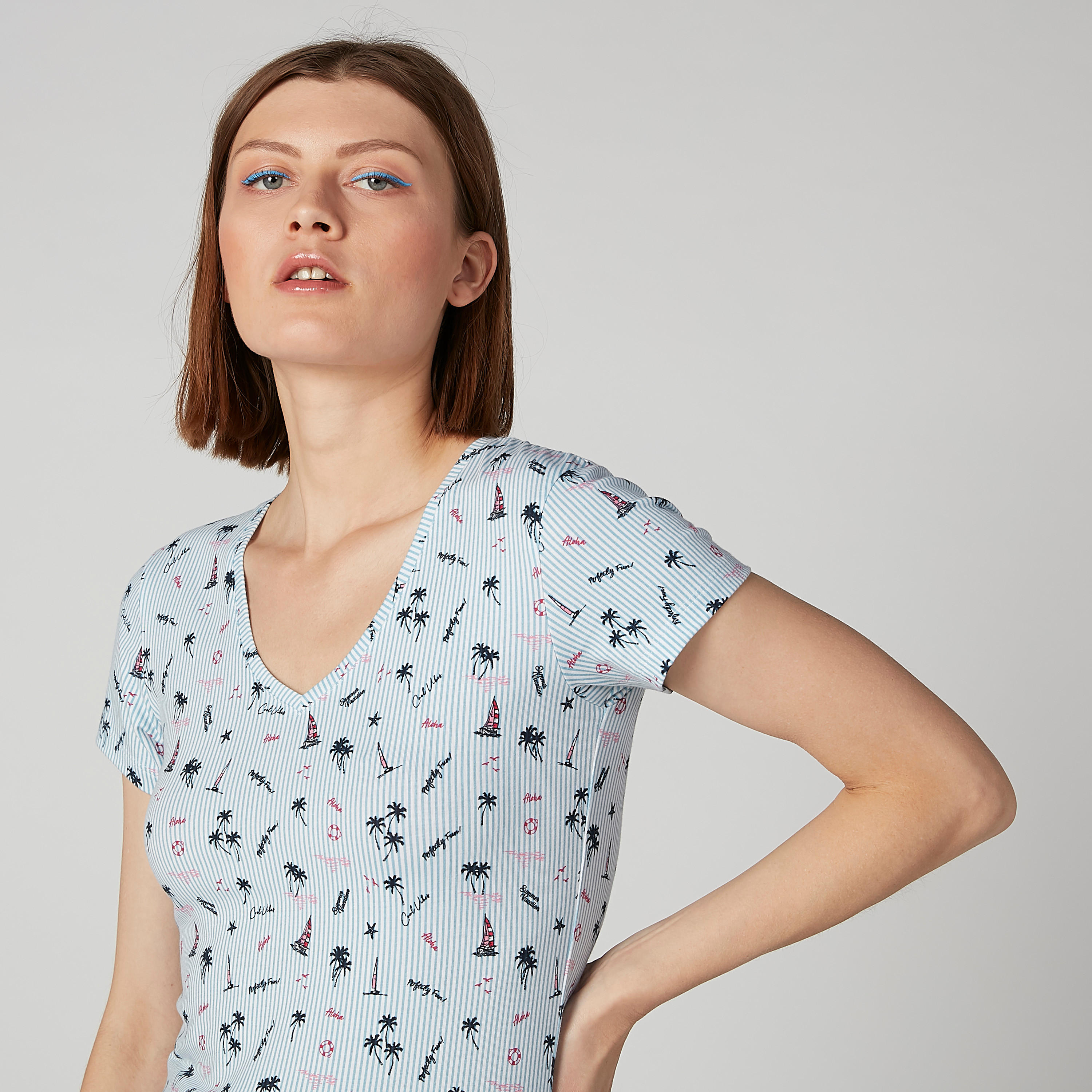 تيشيرت بياقة V وأكمام قصيرة وطبعات-women-clothing-tshirts-image-1