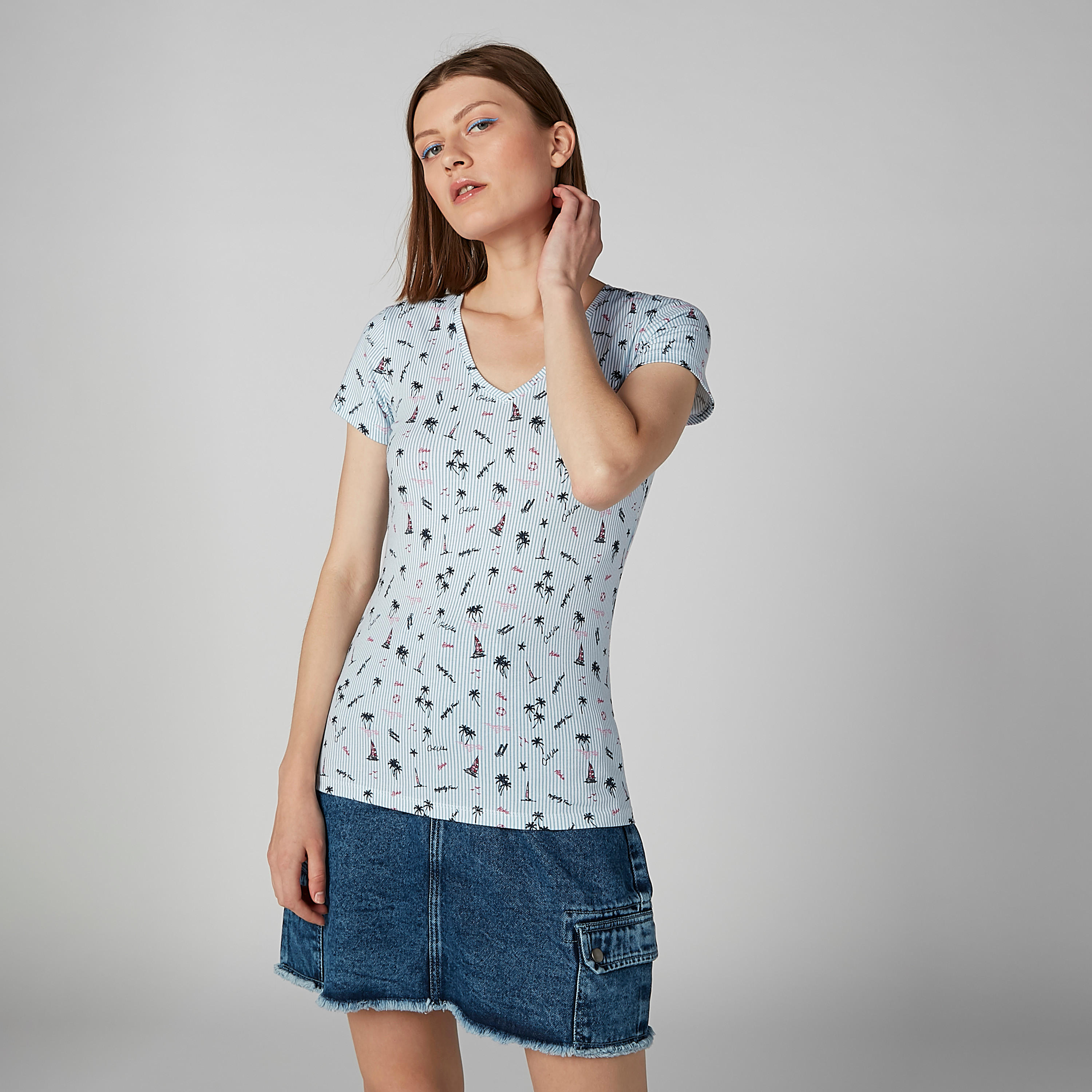 تيشيرت بياقة V وأكمام قصيرة وطبعات-women-clothing-tshirts-image-2