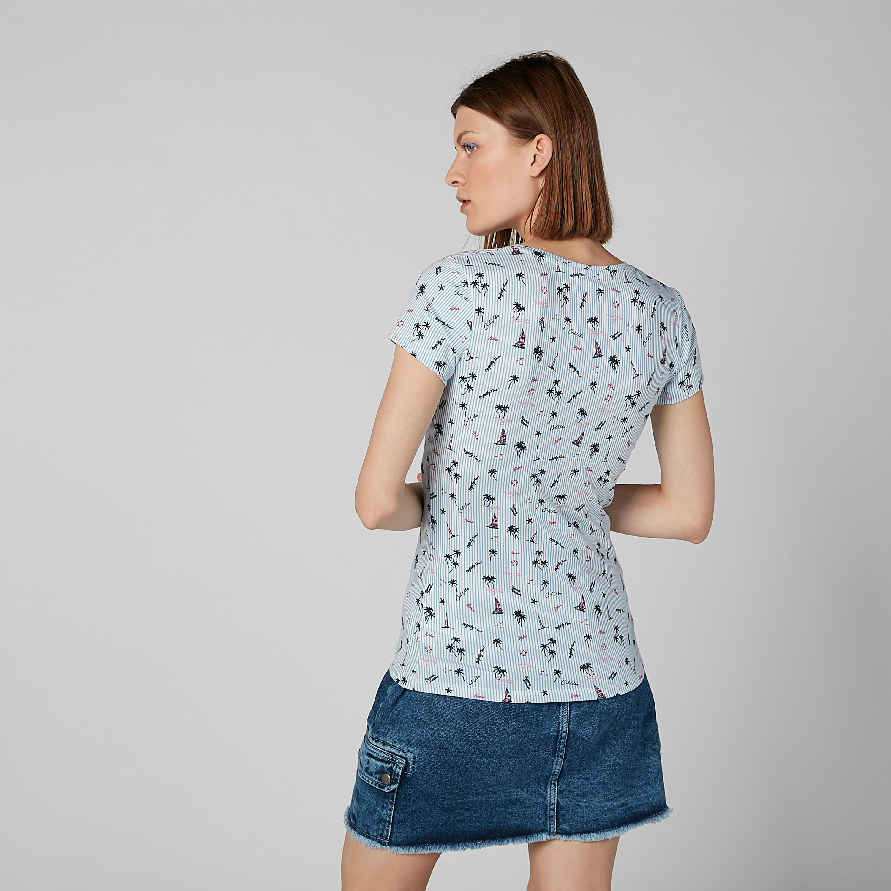 تيشيرت بياقة V وأكمام قصيرة وطبعات-women-clothing-tshirts-image-4