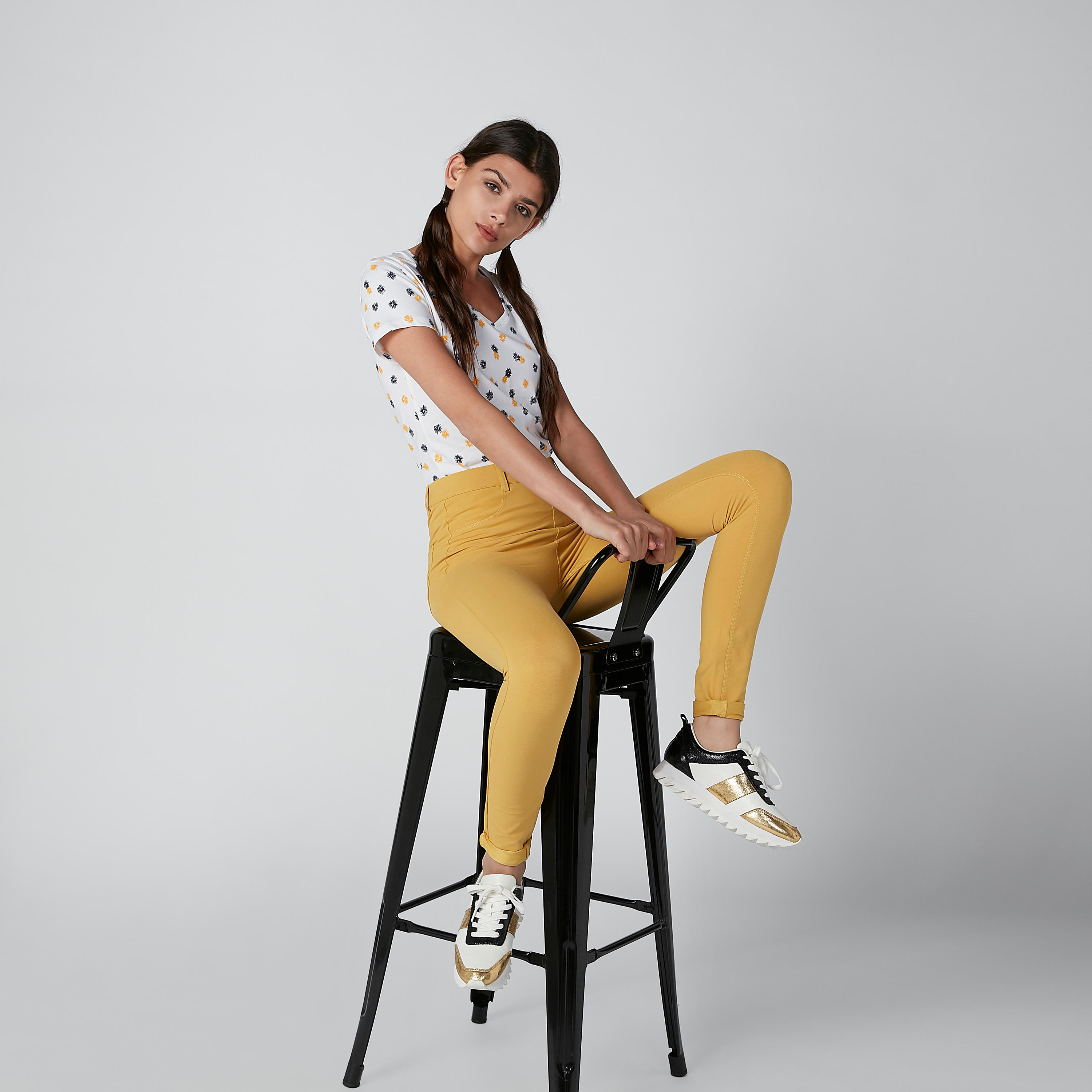 تيشيرت بياقة V وأكمام قصيرة وطبعات زهرية-women-clothing-tshirts-image-1