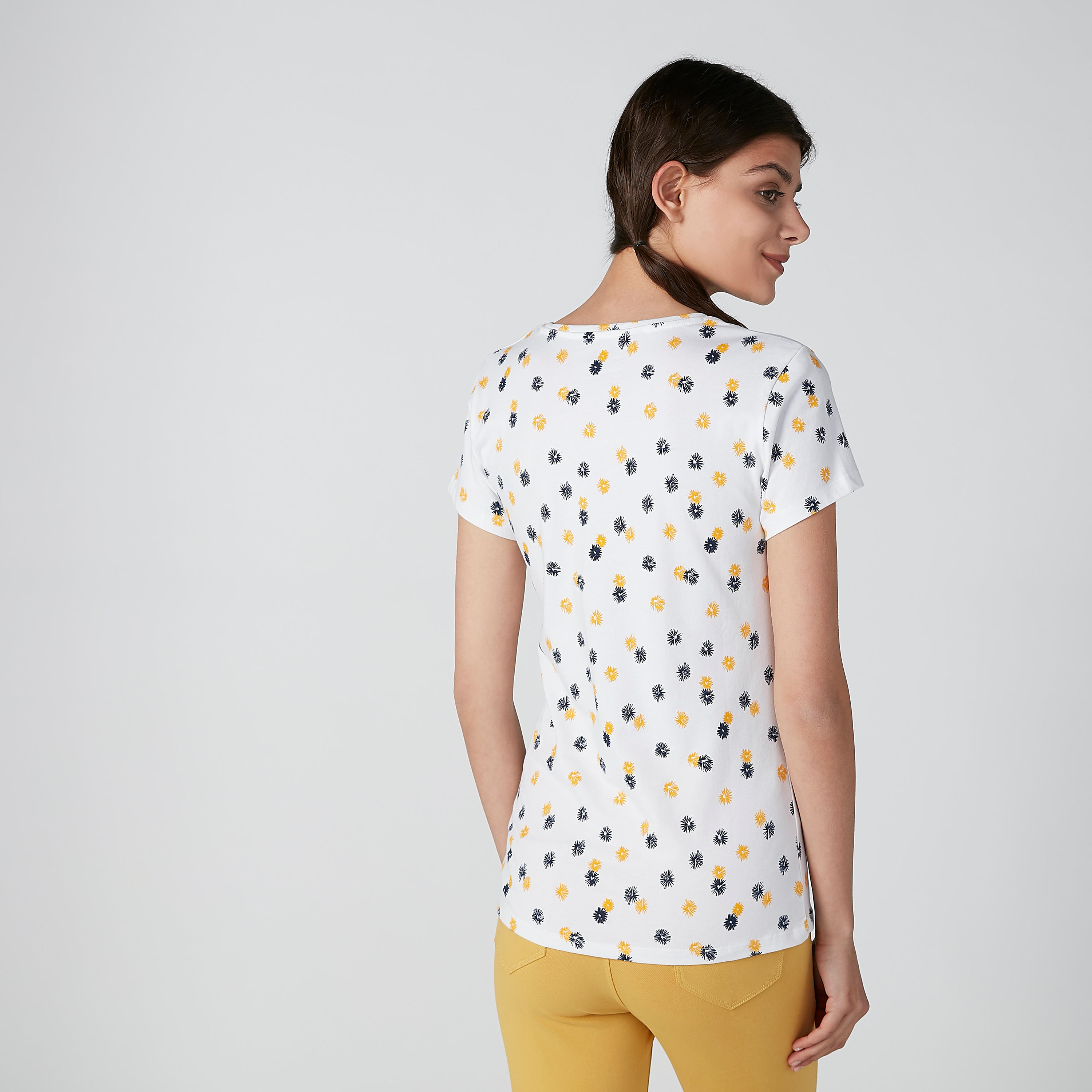 تيشيرت بياقة V وأكمام قصيرة وطبعات زهرية-women-clothing-tshirts-image-2