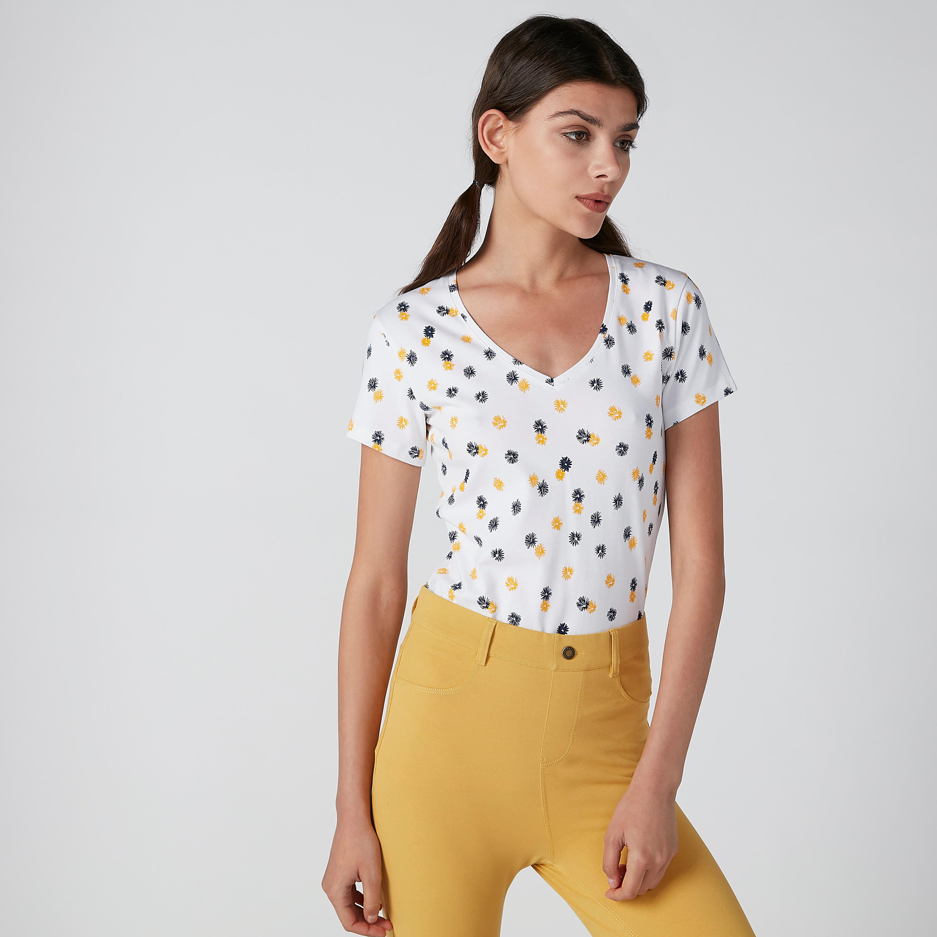 تيشيرت بياقة V وأكمام قصيرة وطبعات زهرية-women-clothing-tshirts-image-3