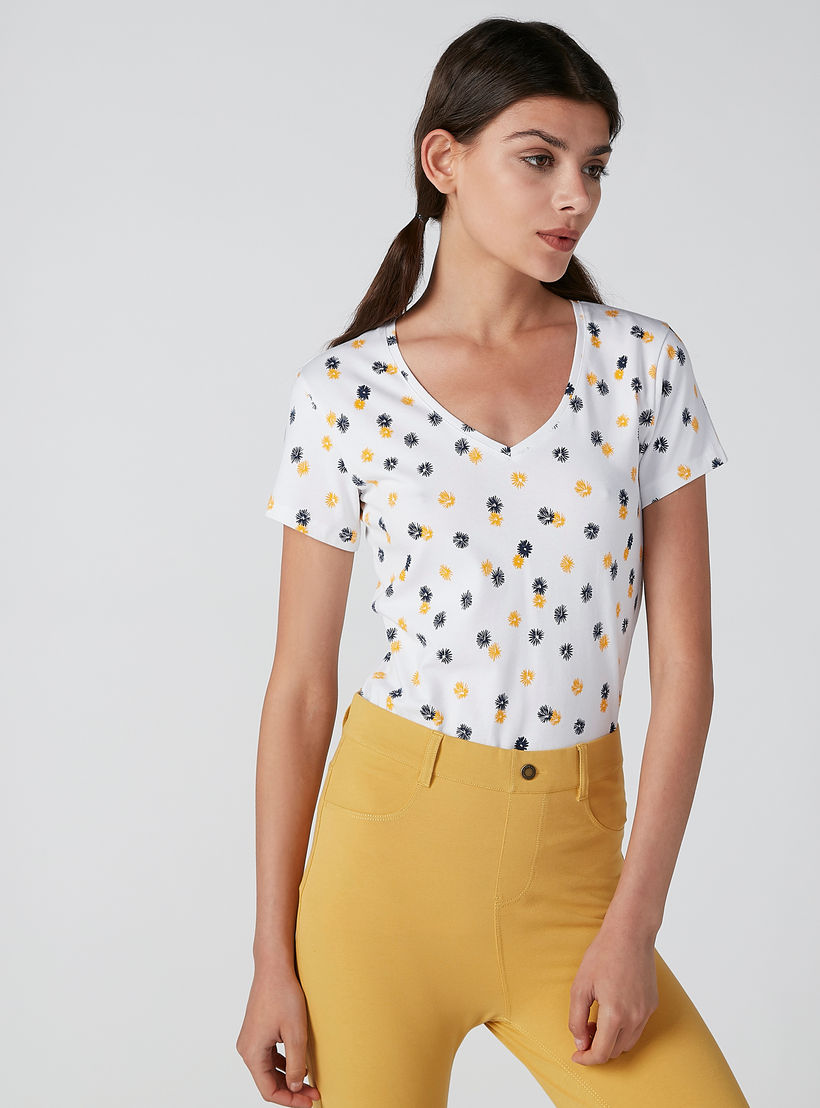 تيشيرت بياقة V وأكمام قصيرة وطبعات زهرية-women-clothing-tshirts-image-3