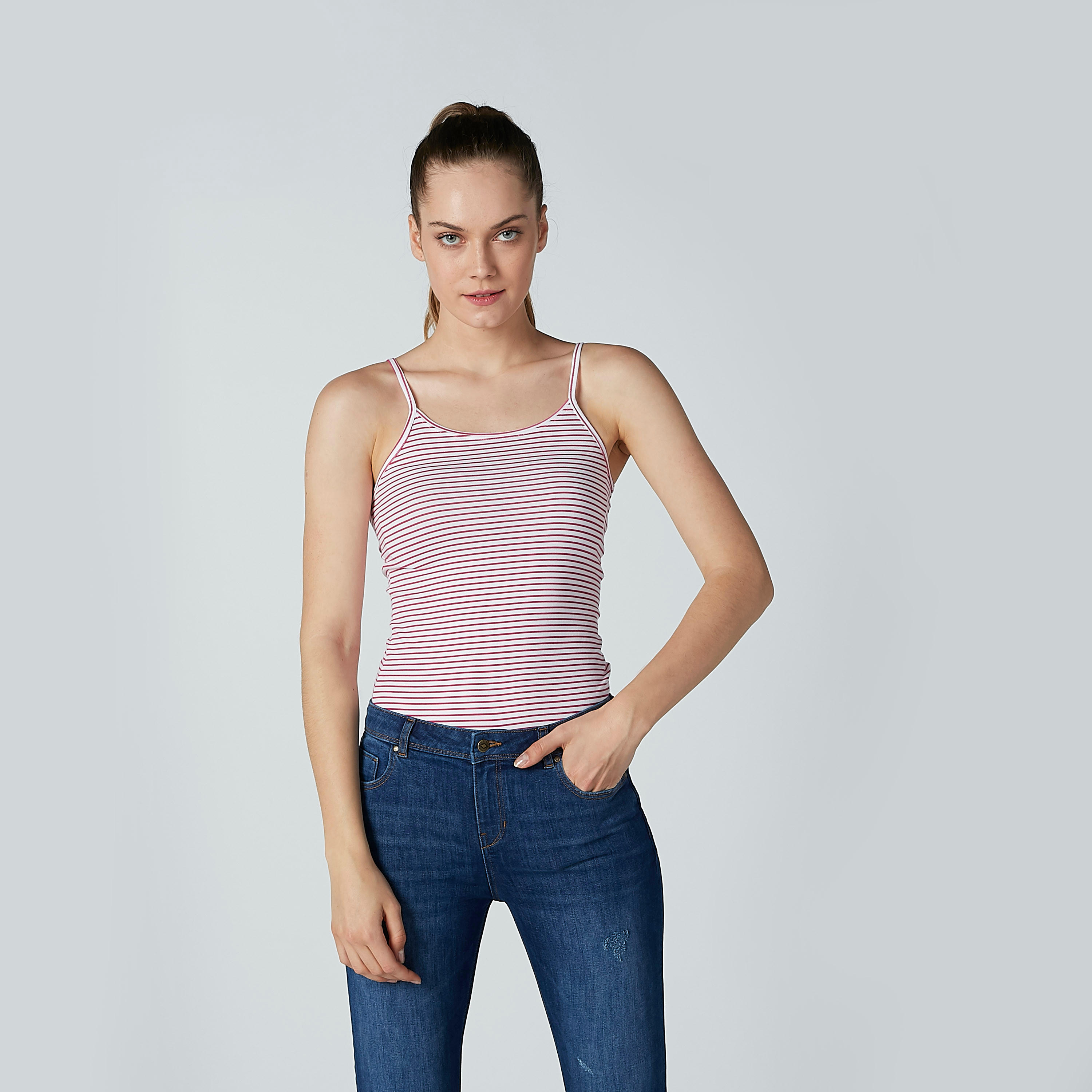 بلوزة كامي مقلّمة بياقة عميقة وحمّالات رفيعة-women-clothing-tshirts-image-1