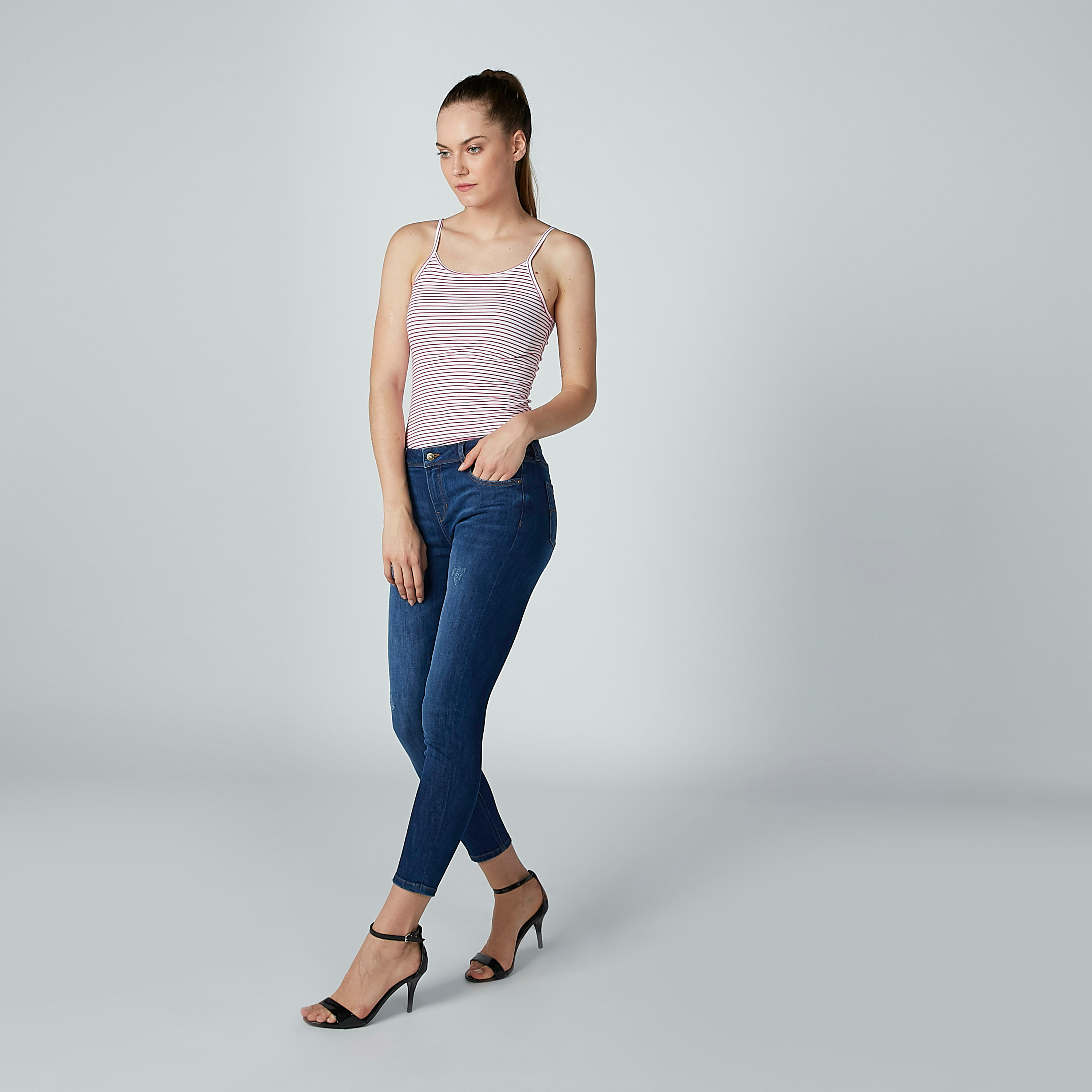 بلوزة كامي مقلّمة بياقة عميقة وحمّالات رفيعة-women-clothing-tshirts-image-3