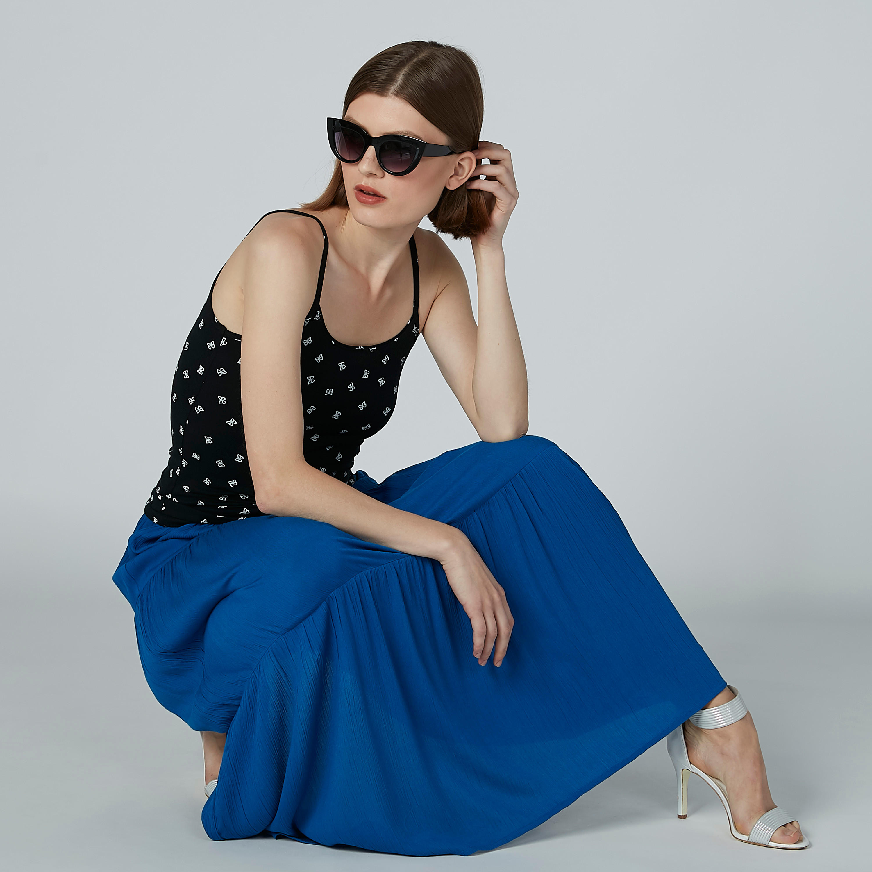 بلوزة كامي بياقة عميقة وحمّالات رفيعة وطبعات-women-clothing-tshirts-image-1