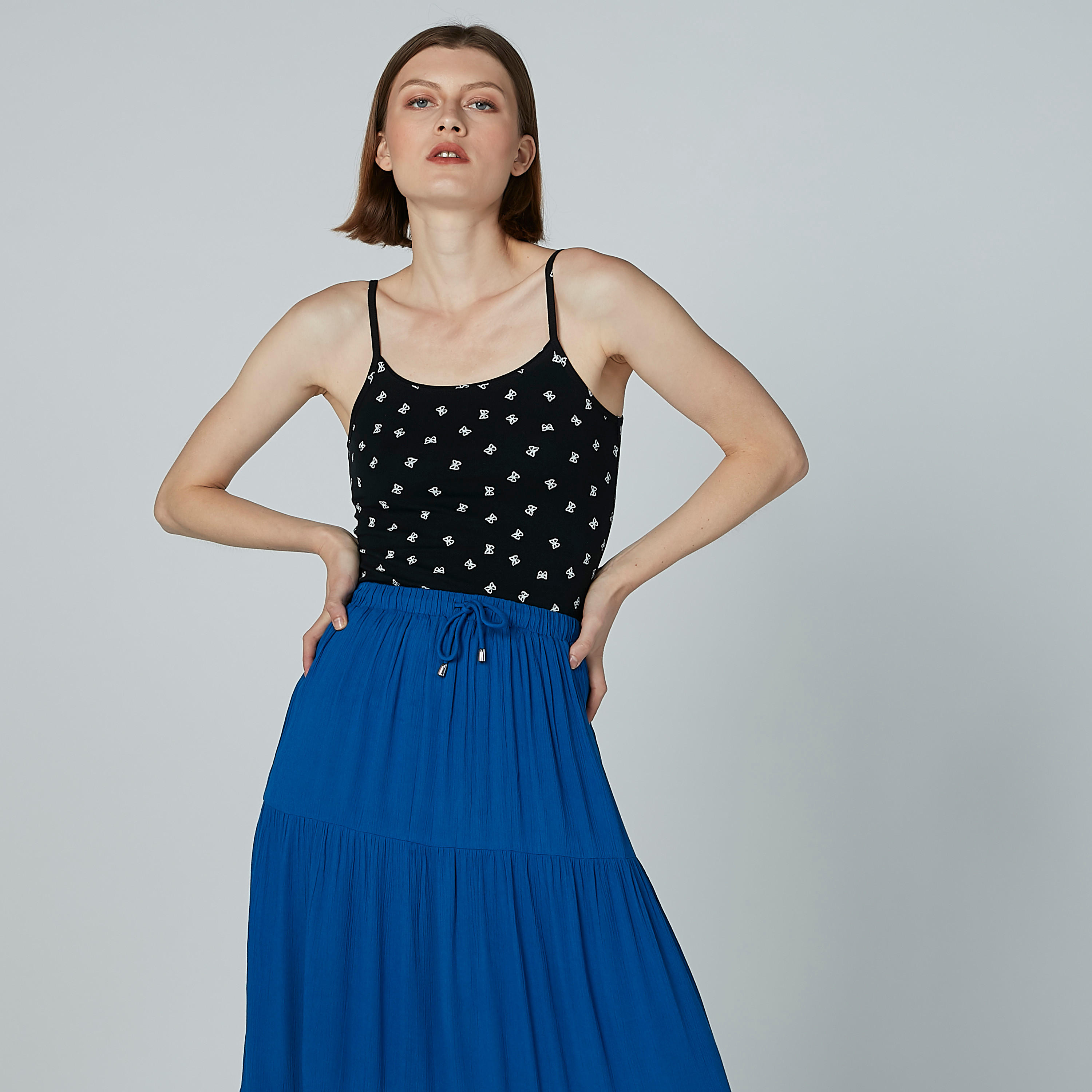 بلوزة كامي بياقة عميقة وحمّالات رفيعة وطبعات-women-clothing-tshirts-image-2
